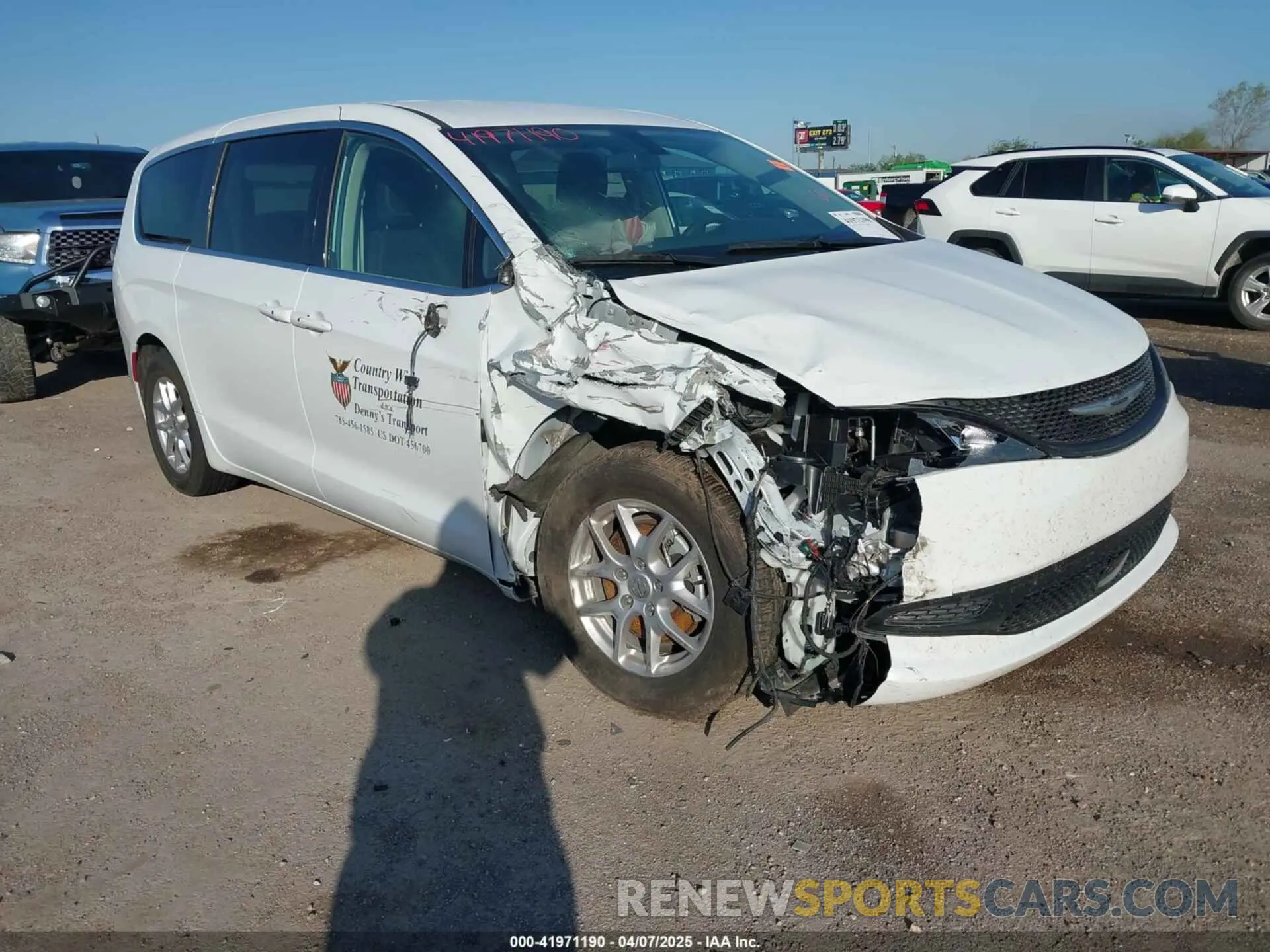 1 Photograph of a damaged car 2C4RC1CG6NR208667 CHRYSLER VOYAGER 2022