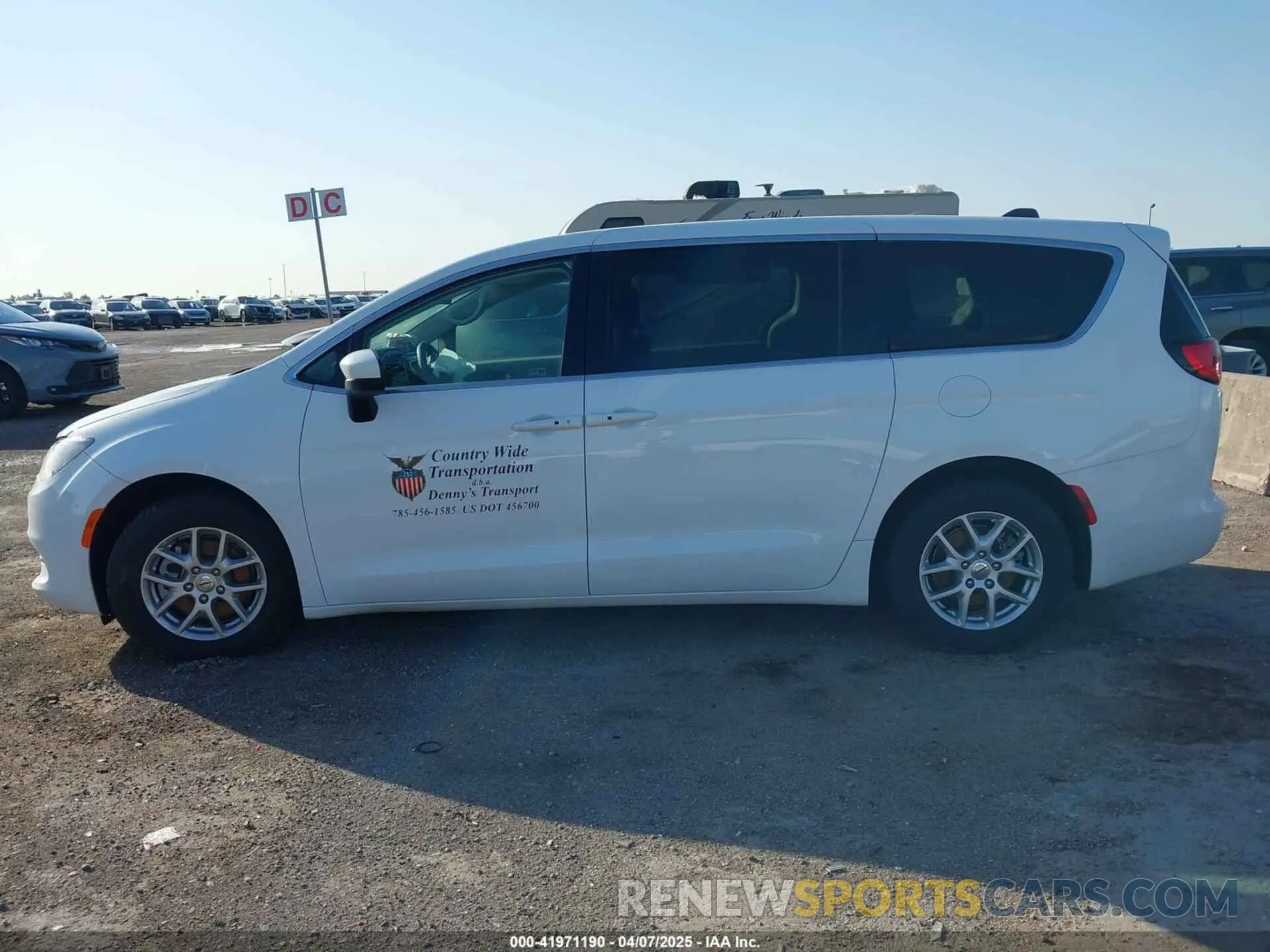 14 Photograph of a damaged car 2C4RC1CG6NR208667 CHRYSLER VOYAGER 2022