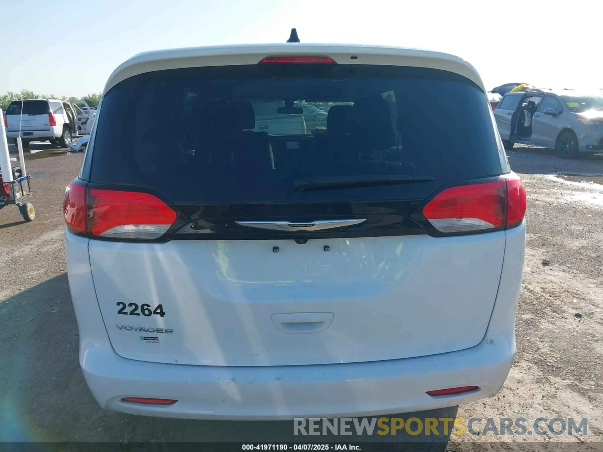 16 Photograph of a damaged car 2C4RC1CG6NR208667 CHRYSLER VOYAGER 2022