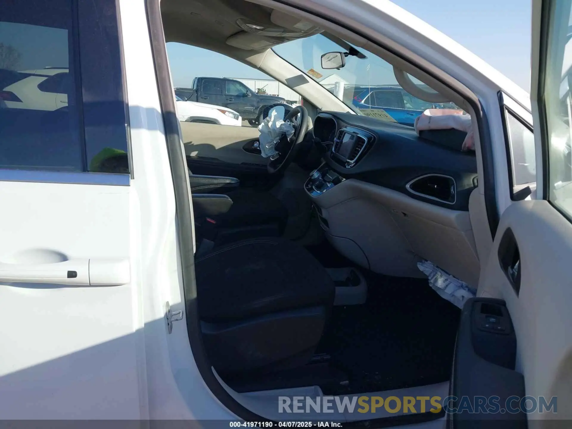 5 Photograph of a damaged car 2C4RC1CG6NR208667 CHRYSLER VOYAGER 2022