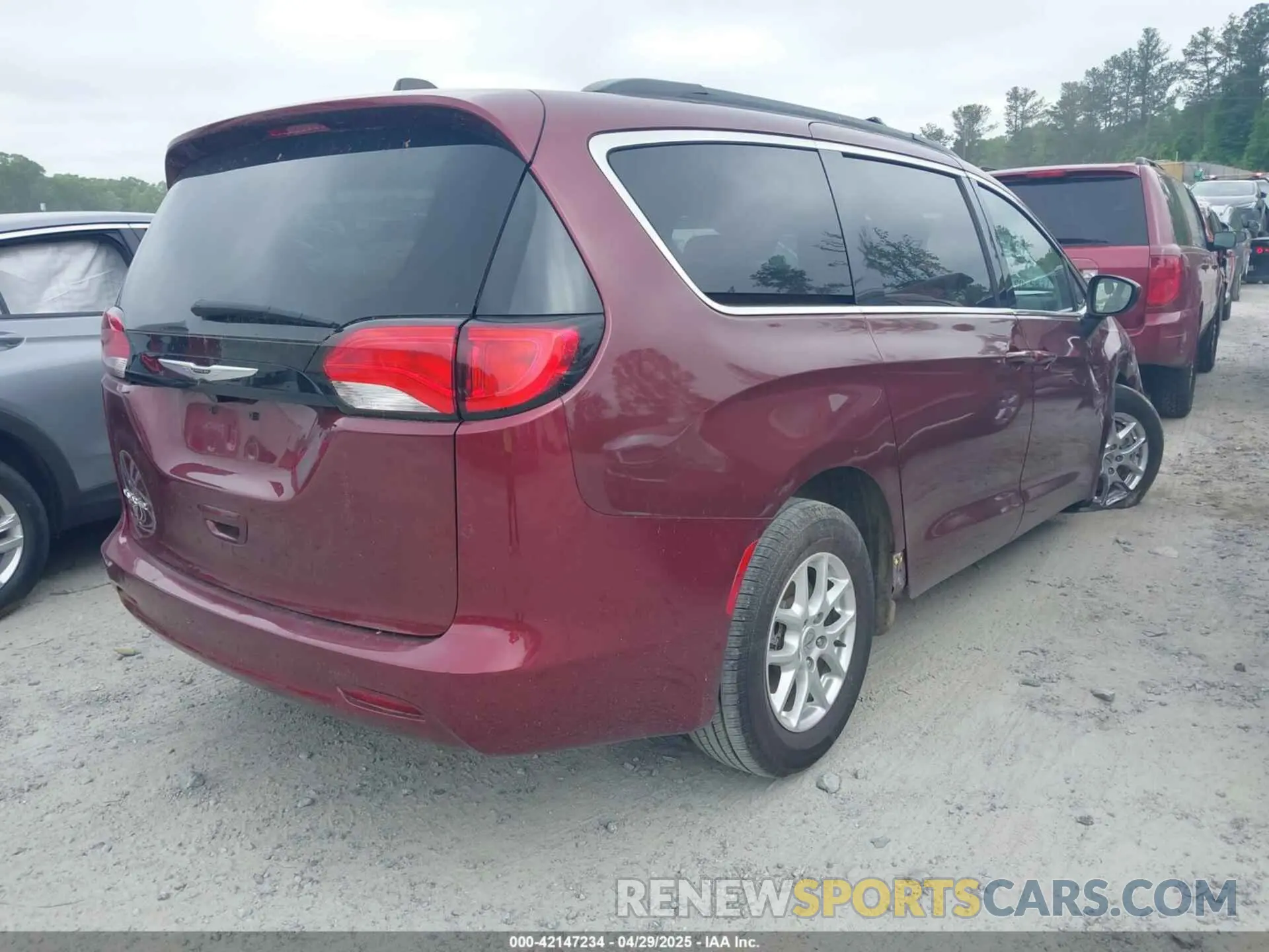 4 Photograph of a damaged car 2C4RC1CG6NR226151 CHRYSLER VOYAGER 2022