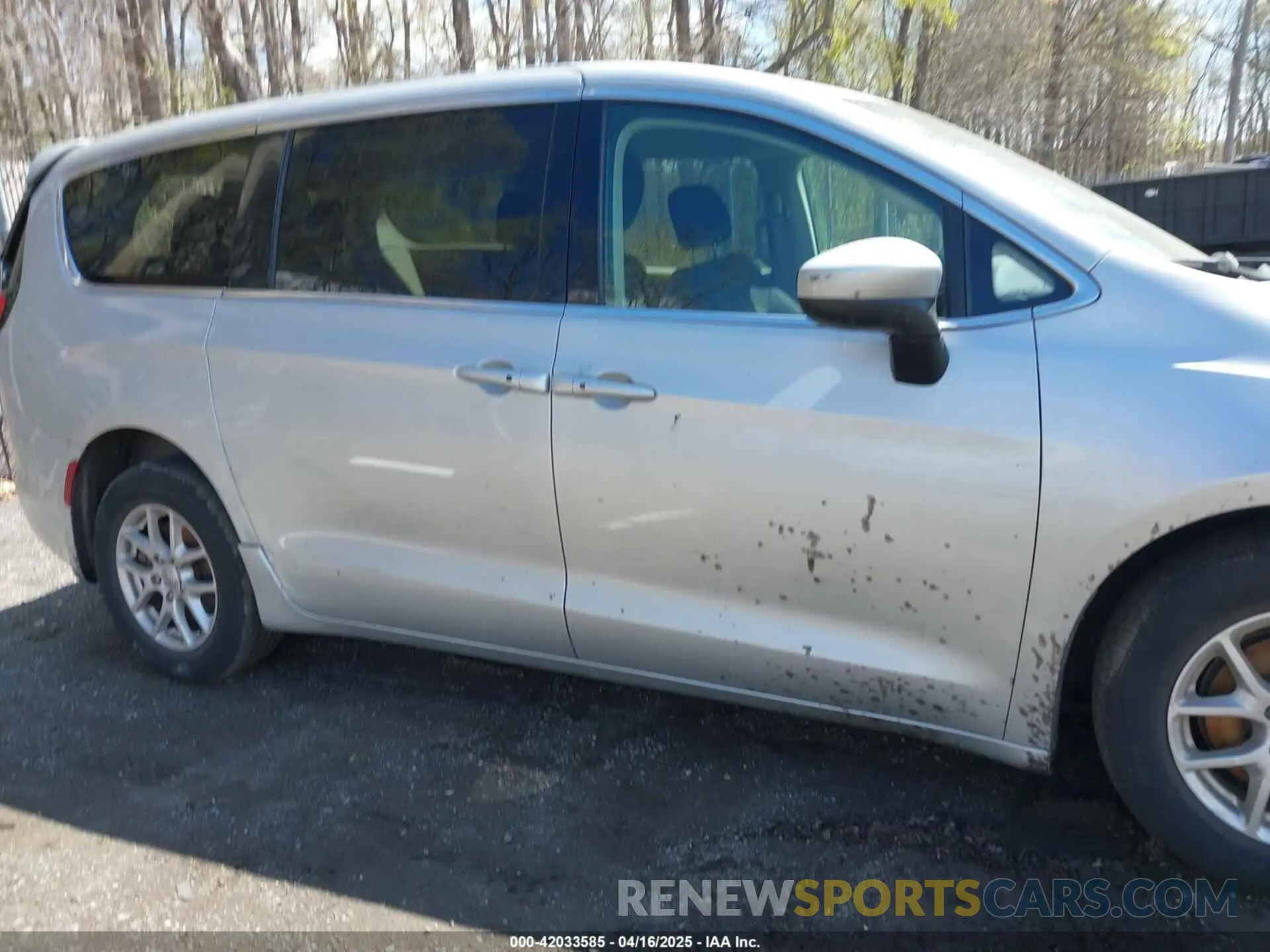 12 Photograph of a damaged car 2C4RC1CG6NR226232 CHRYSLER VOYAGER 2022