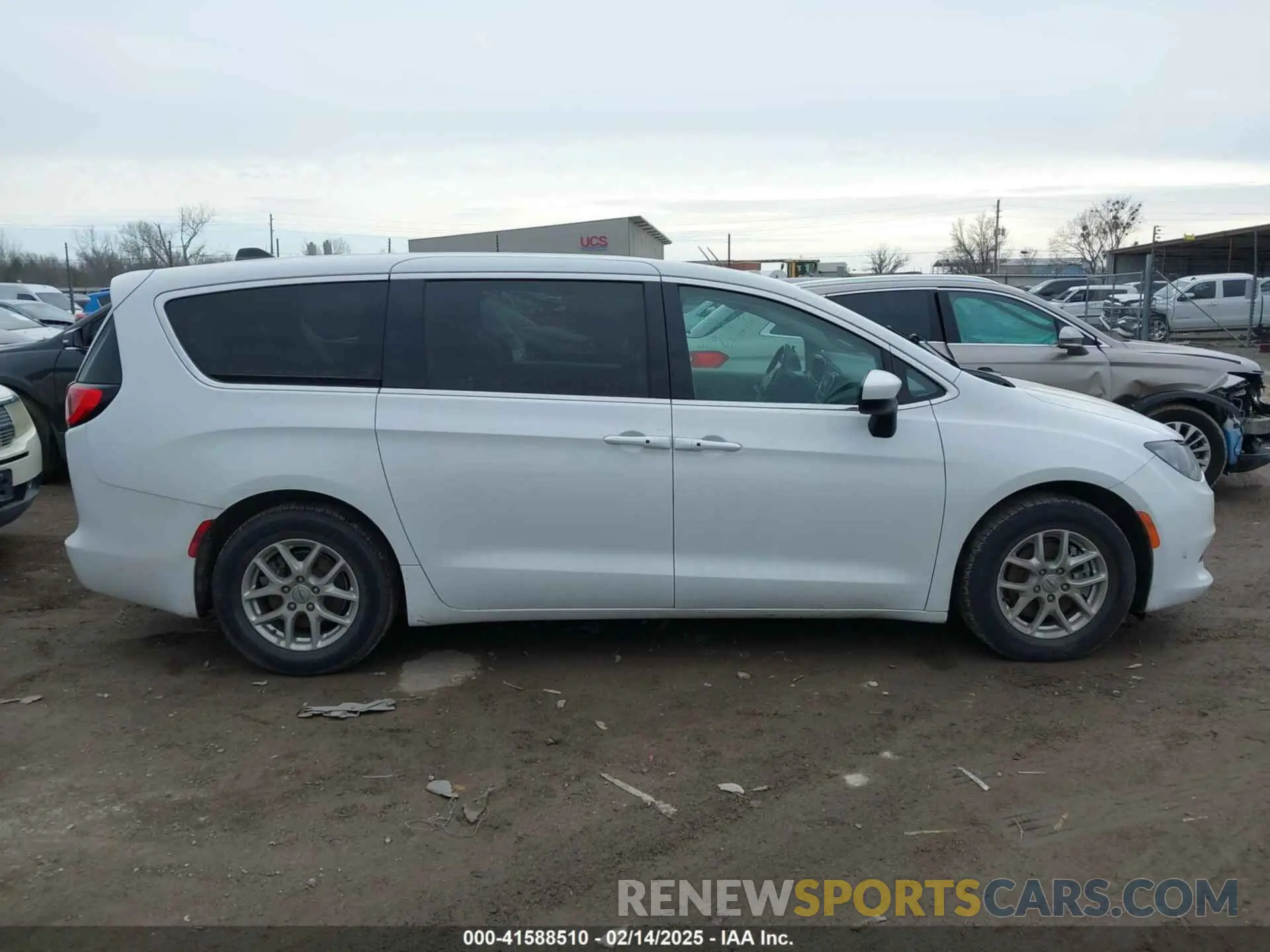 13 Photograph of a damaged car 2C4RC1CG7NR105208 CHRYSLER VOYAGER 2022