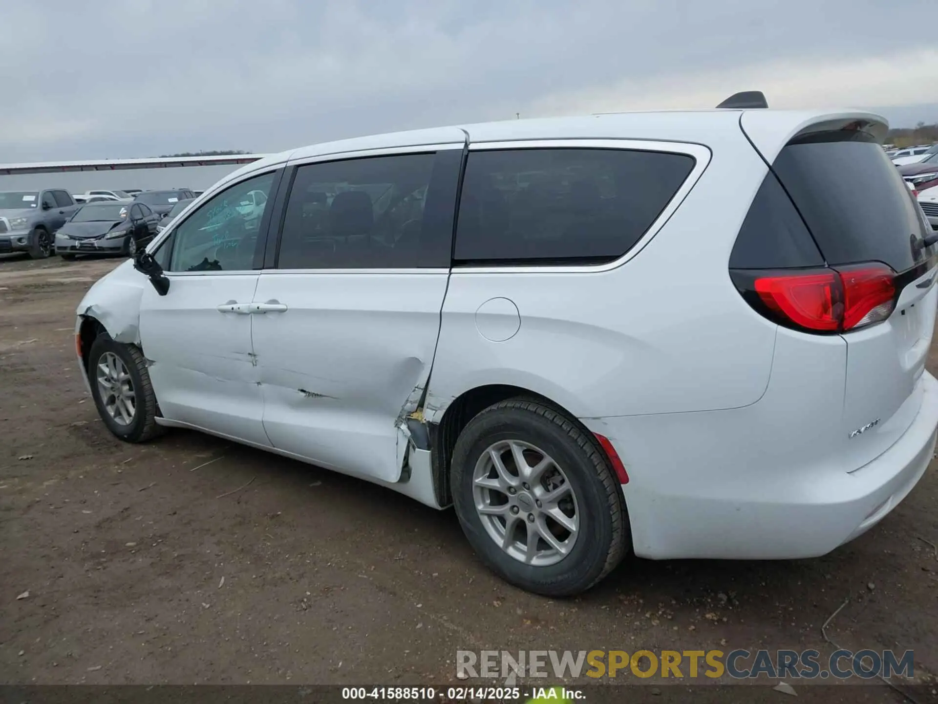 14 Photograph of a damaged car 2C4RC1CG7NR105208 CHRYSLER VOYAGER 2022