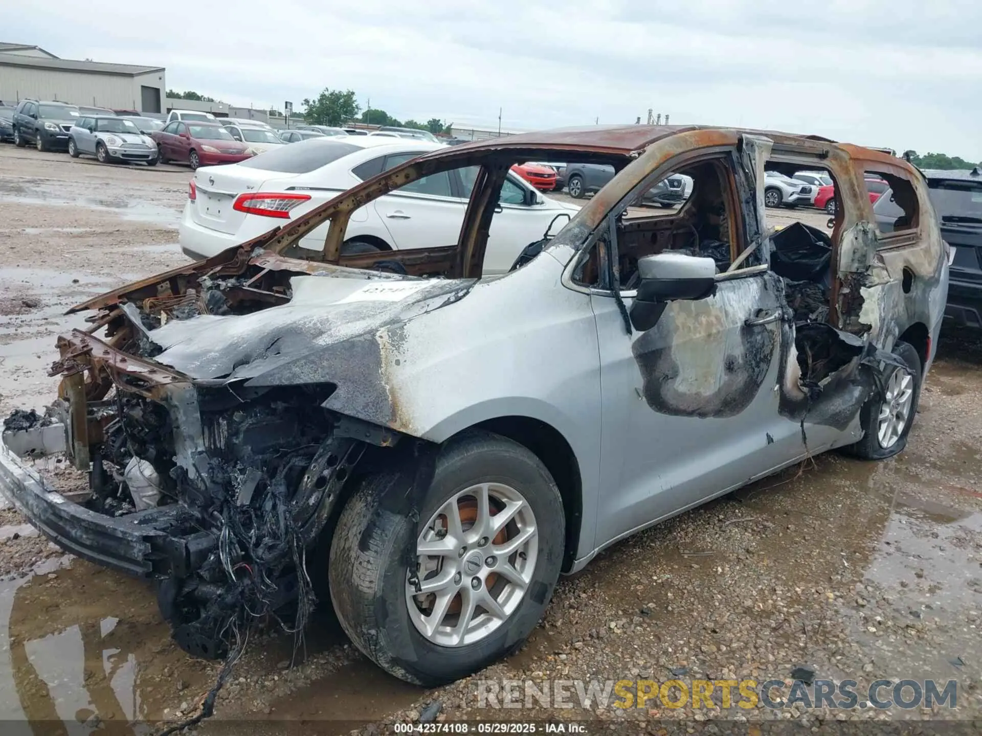 2 Photograph of a damaged car 2C4RC1CG7NR215594 CHRYSLER VOYAGER 2022