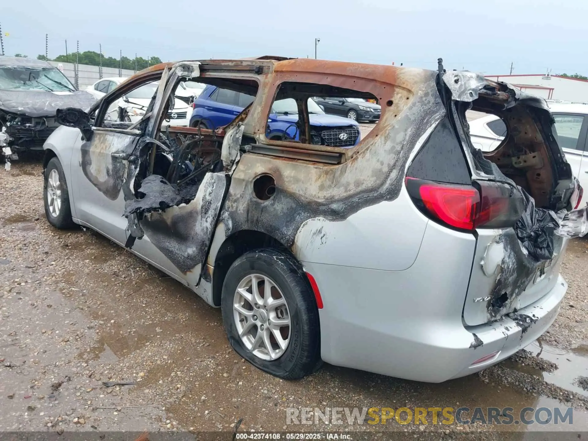 3 Photograph of a damaged car 2C4RC1CG7NR215594 CHRYSLER VOYAGER 2022