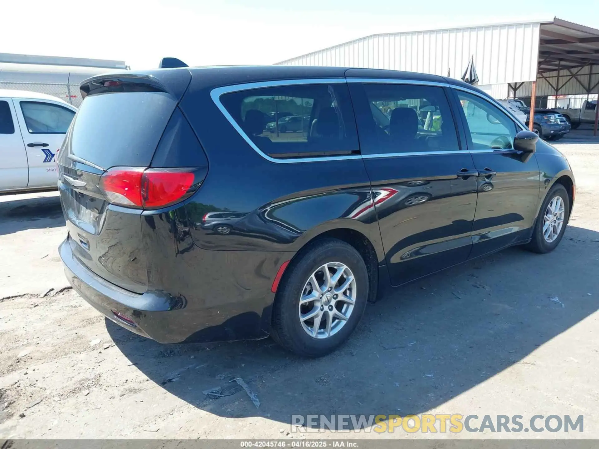 4 Photograph of a damaged car 2C4RC1CG7NR226904 CHRYSLER VOYAGER 2022