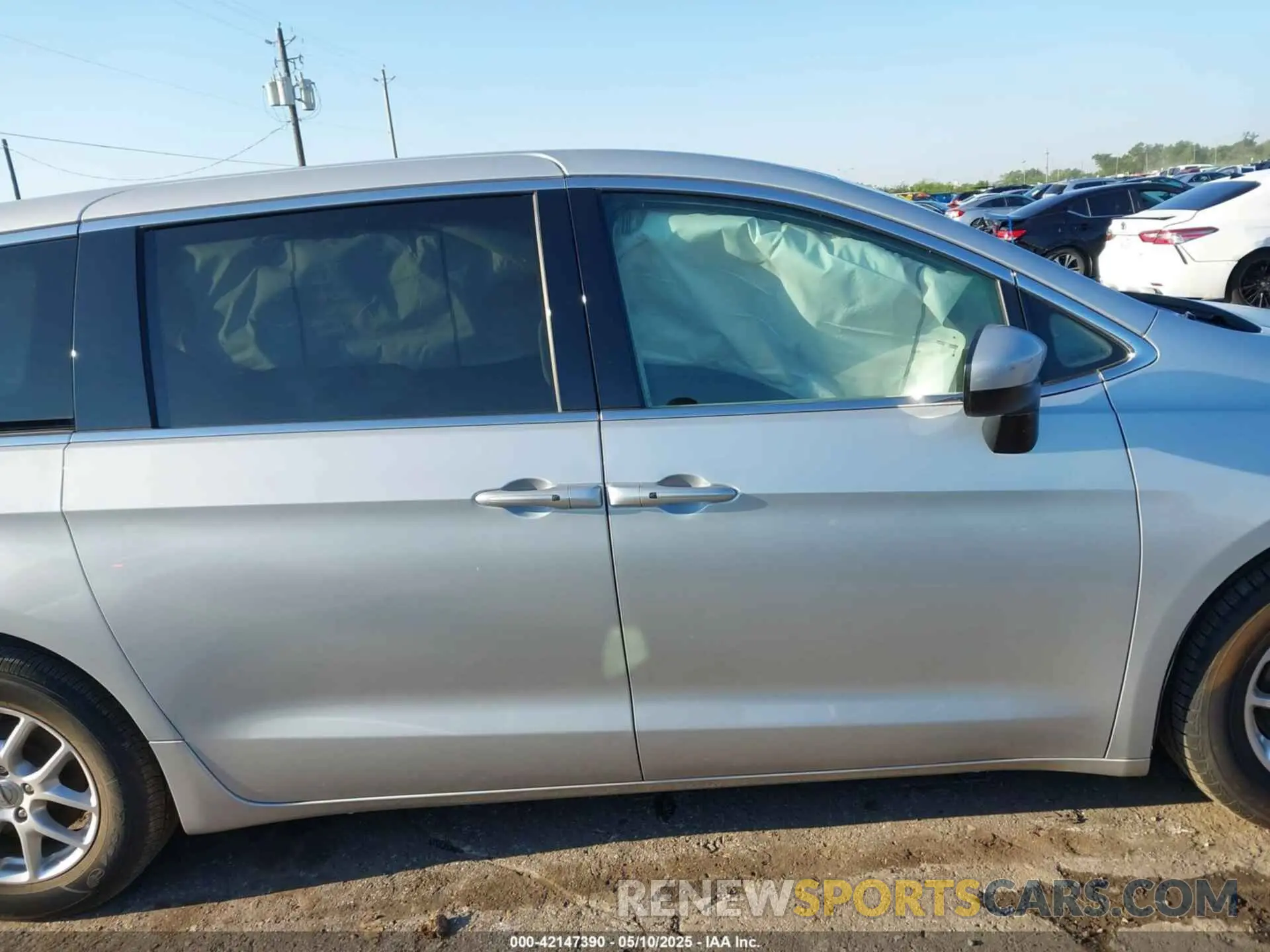 13 Photograph of a damaged car 2C4RC1CG8NR145197 CHRYSLER VOYAGER 2022