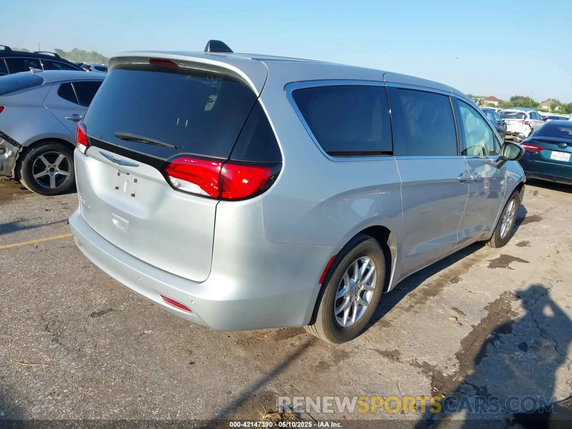 4 Photograph of a damaged car 2C4RC1CG8NR145197 CHRYSLER VOYAGER 2022