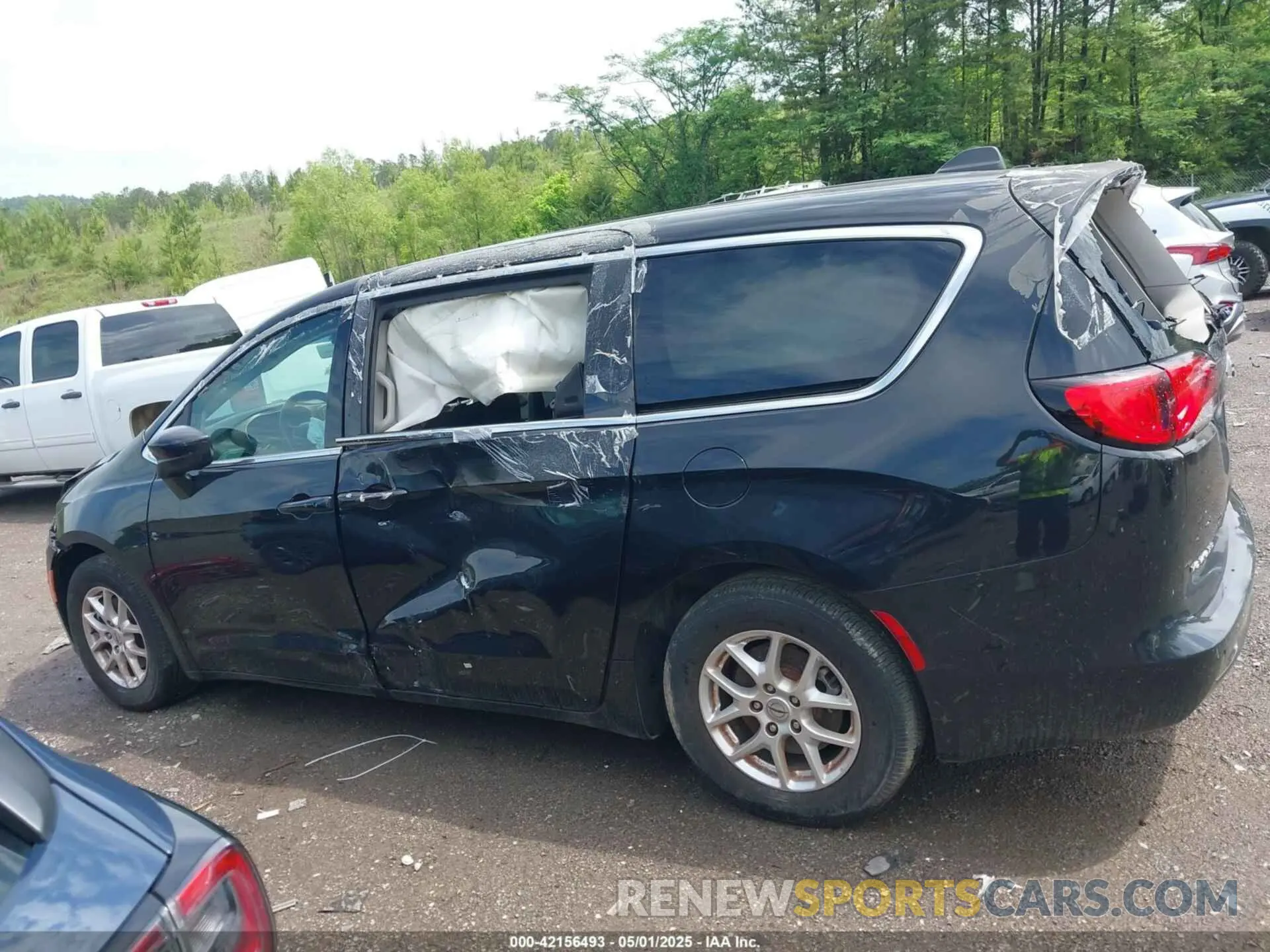 17 Photograph of a damaged car 2C4RC1CG9NR126478 CHRYSLER VOYAGER 2022