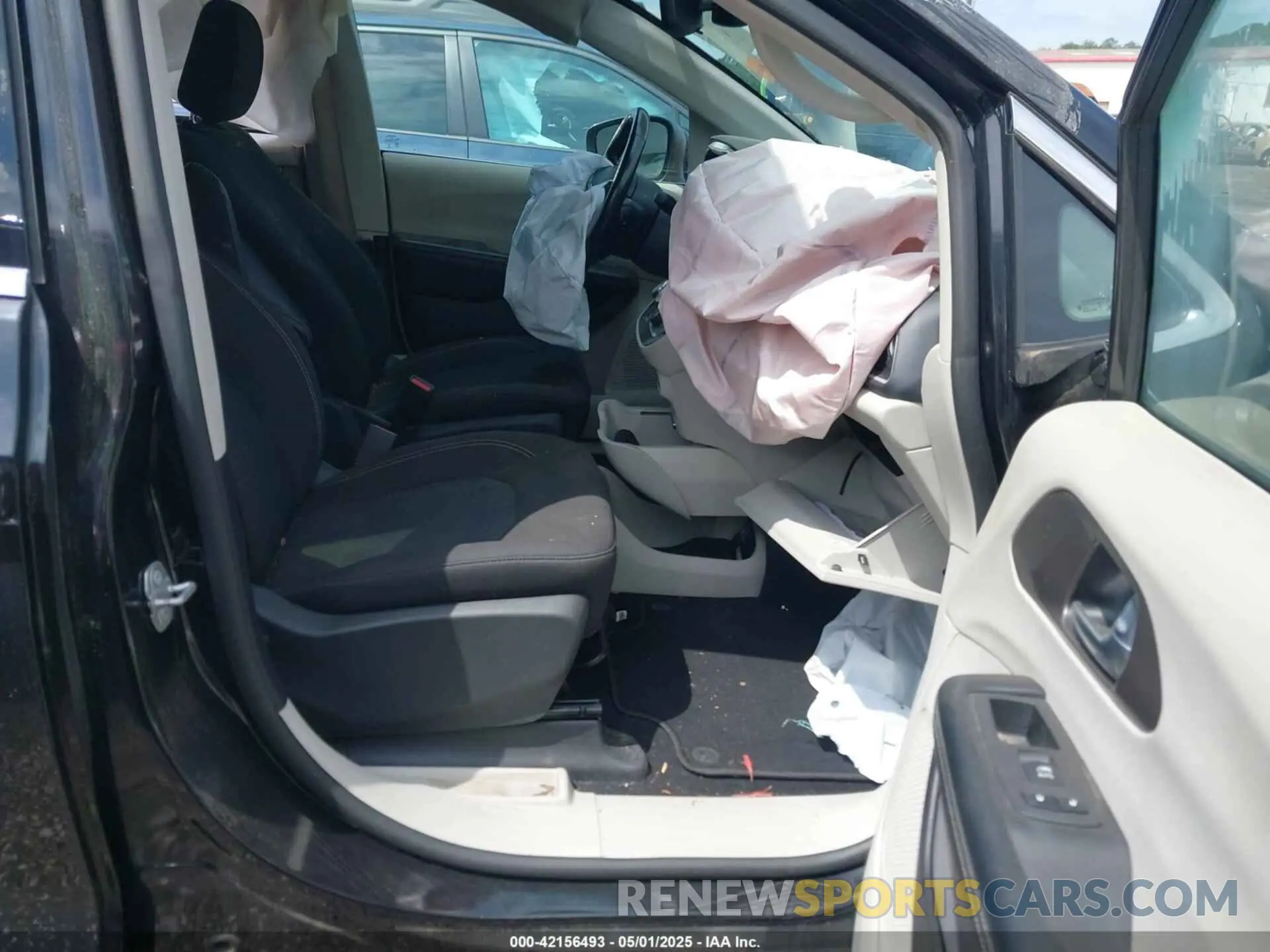 5 Photograph of a damaged car 2C4RC1CG9NR126478 CHRYSLER VOYAGER 2022