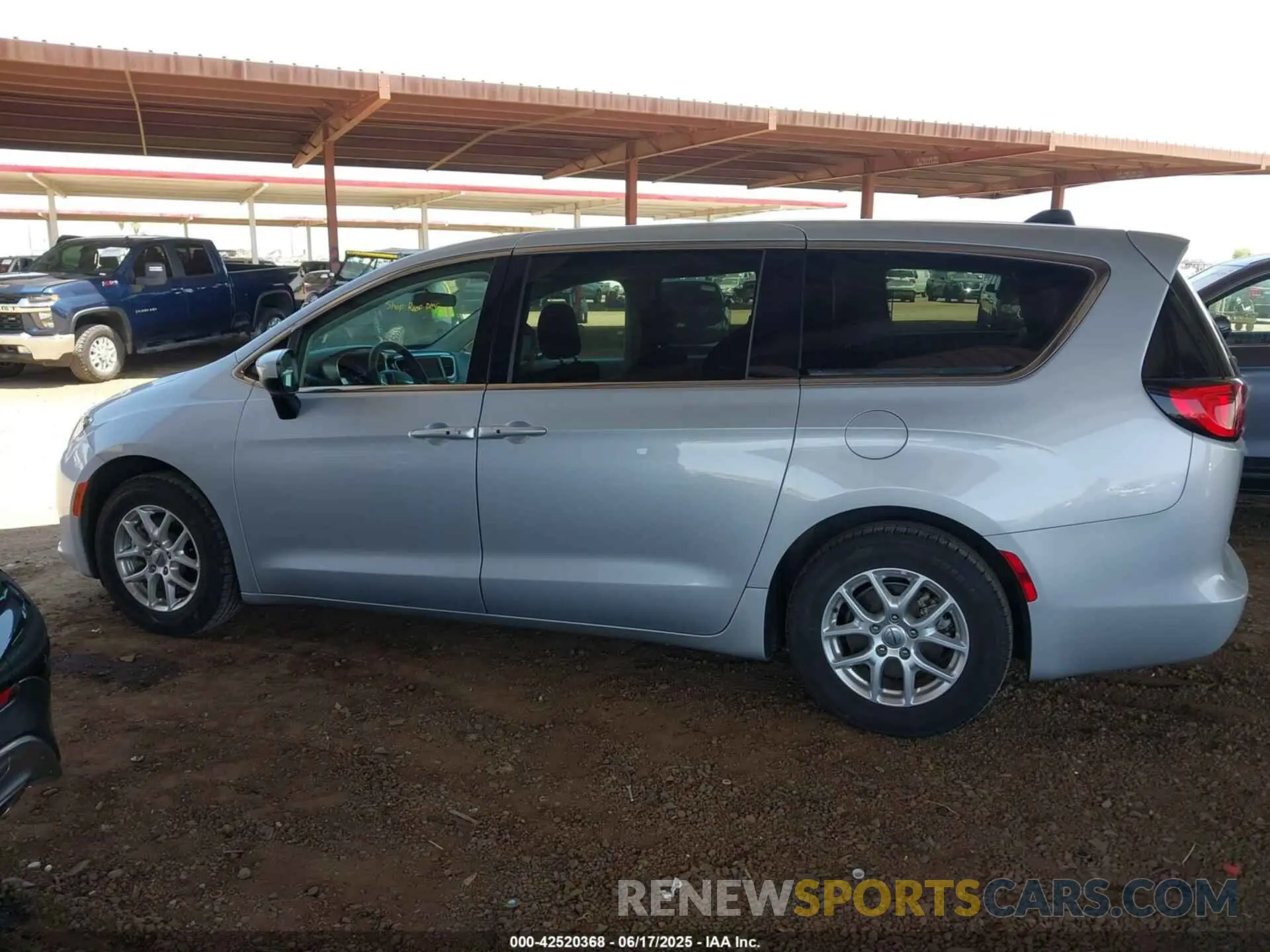 14 Photograph of a damaged car 2C4RC1CG9NR226175 CHRYSLER VOYAGER 2022