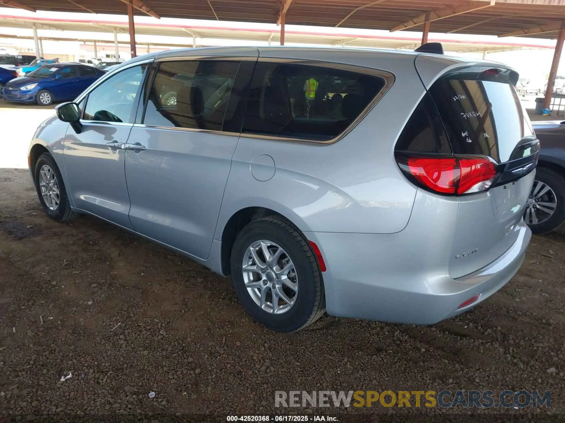 3 Photograph of a damaged car 2C4RC1CG9NR226175 CHRYSLER VOYAGER 2022