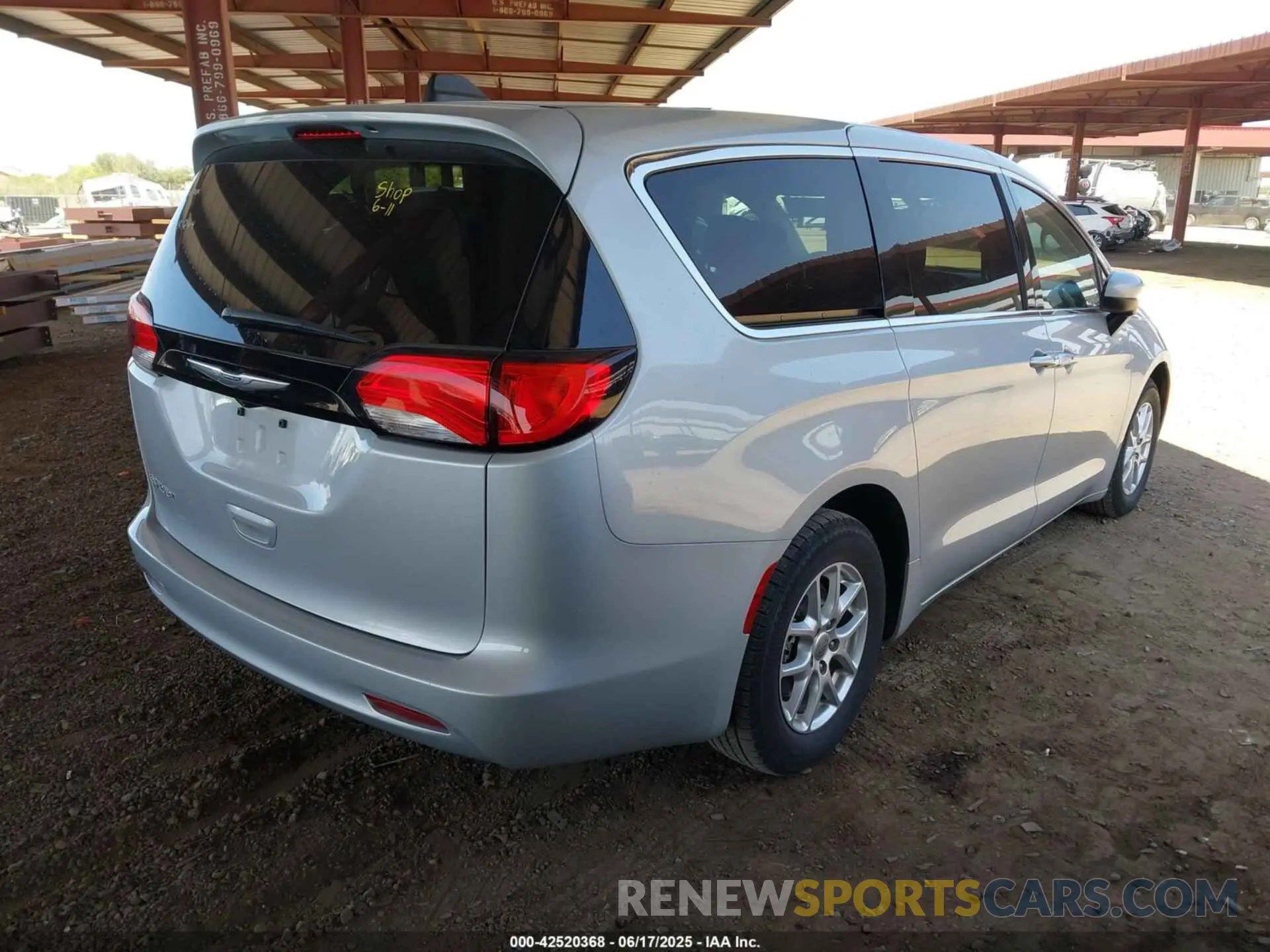 4 Photograph of a damaged car 2C4RC1CG9NR226175 CHRYSLER VOYAGER 2022