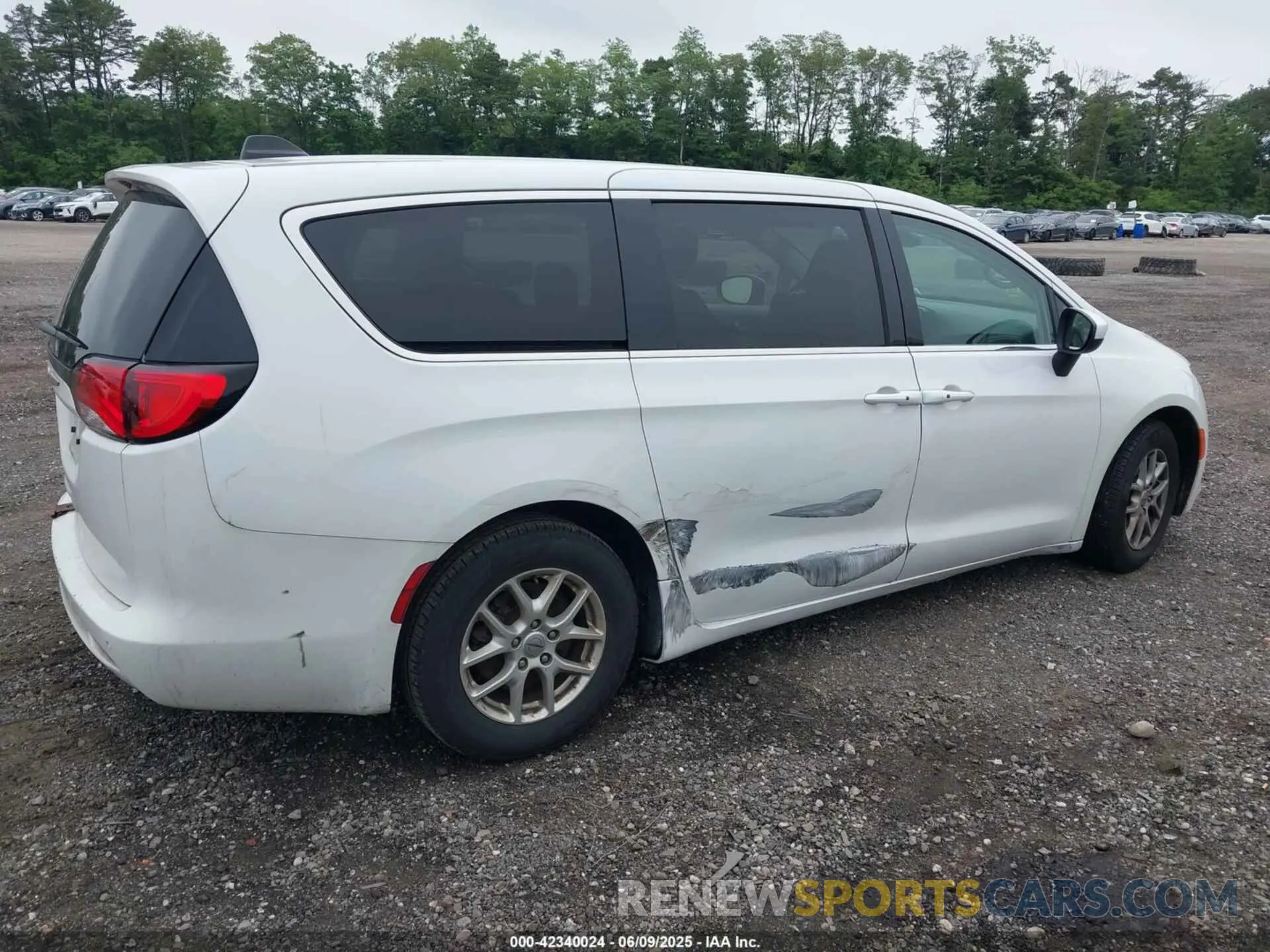 4 Photograph of a damaged car 2C4RC1CGXNR102738 CHRYSLER VOYAGER 2022