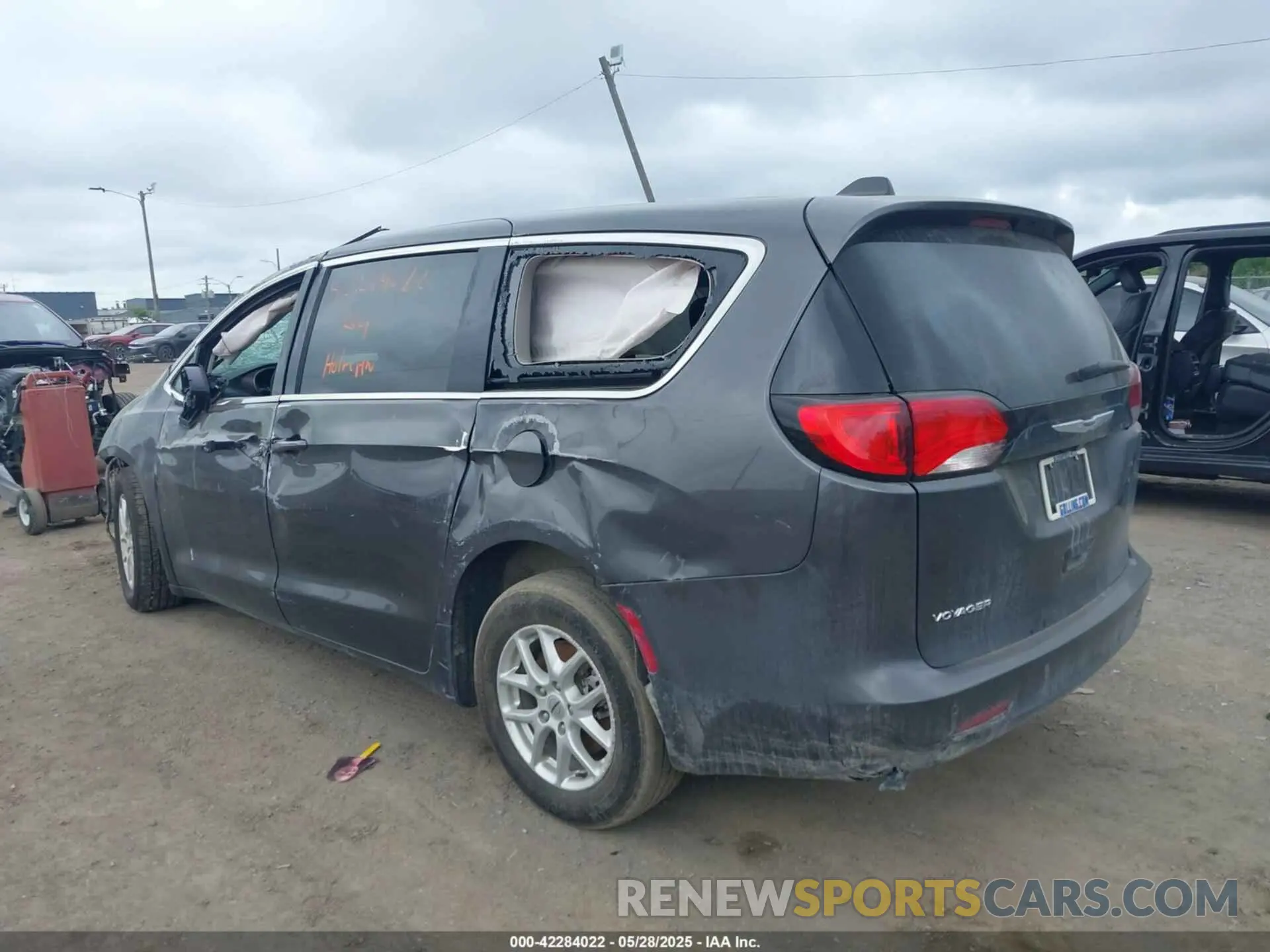3 Photograph of a damaged car 2C4RC1CGXNR105266 CHRYSLER VOYAGER 2022