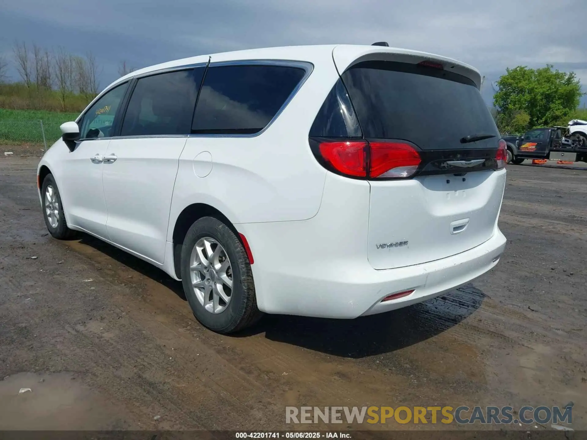 3 Photograph of a damaged car 2C4RC1CGXNR227089 CHRYSLER VOYAGER 2022