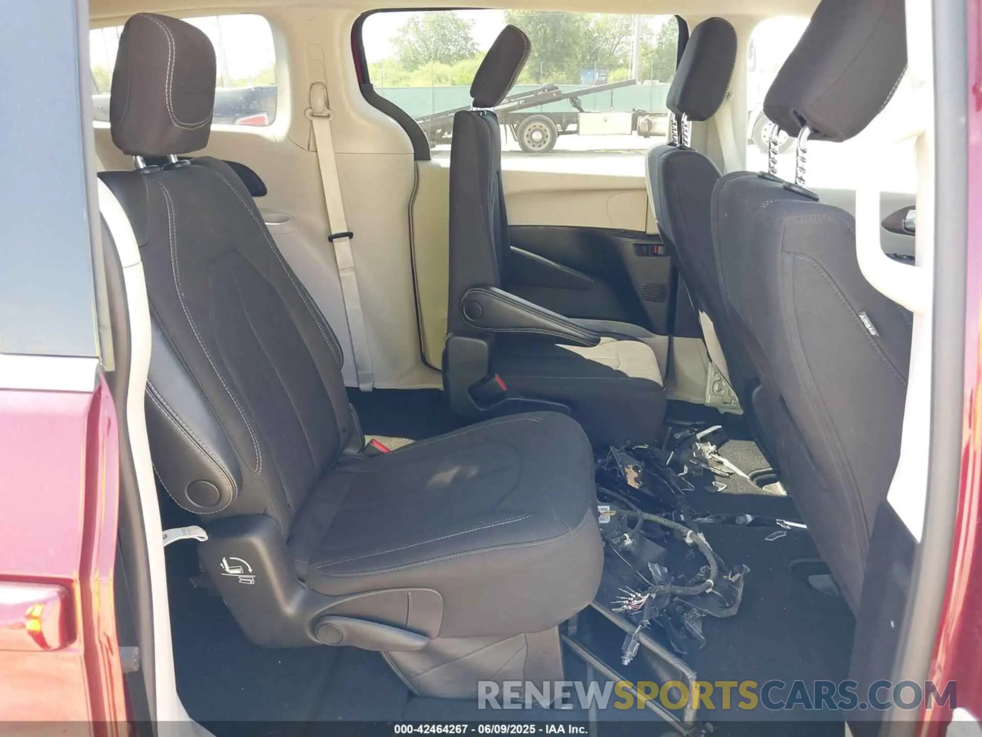 8 Photograph of a damaged car 2C4RC1CG0PR549209 CHRYSLER VOYAGER 2023