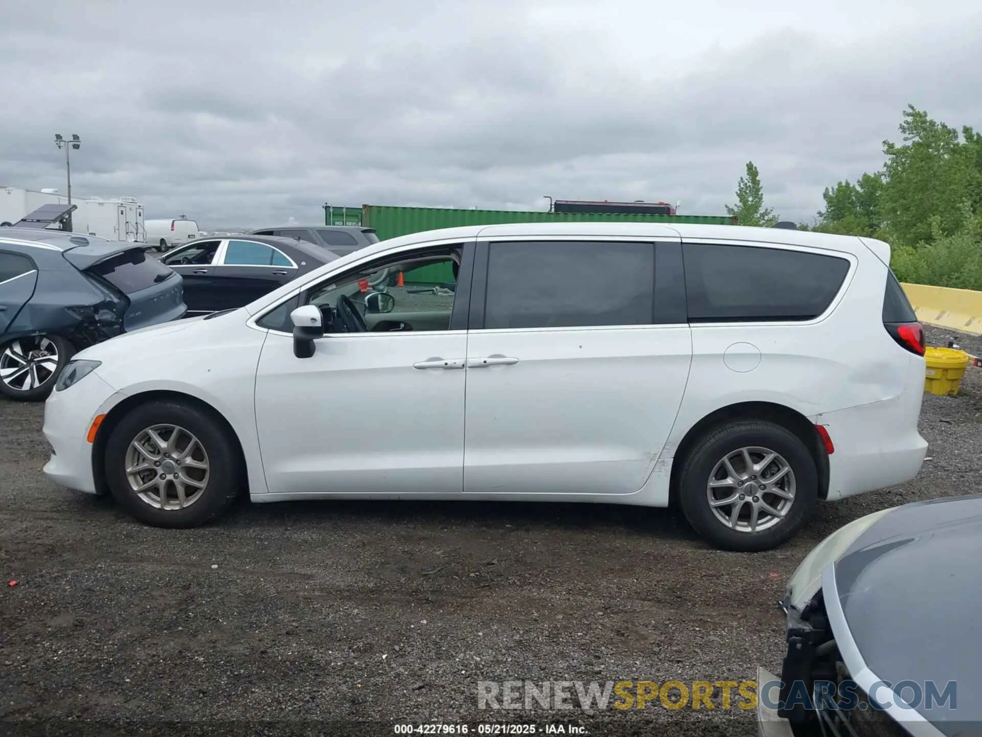 13 Photograph of a damaged car 2C4RC1CG1PR568285 CHRYSLER VOYAGER 2023