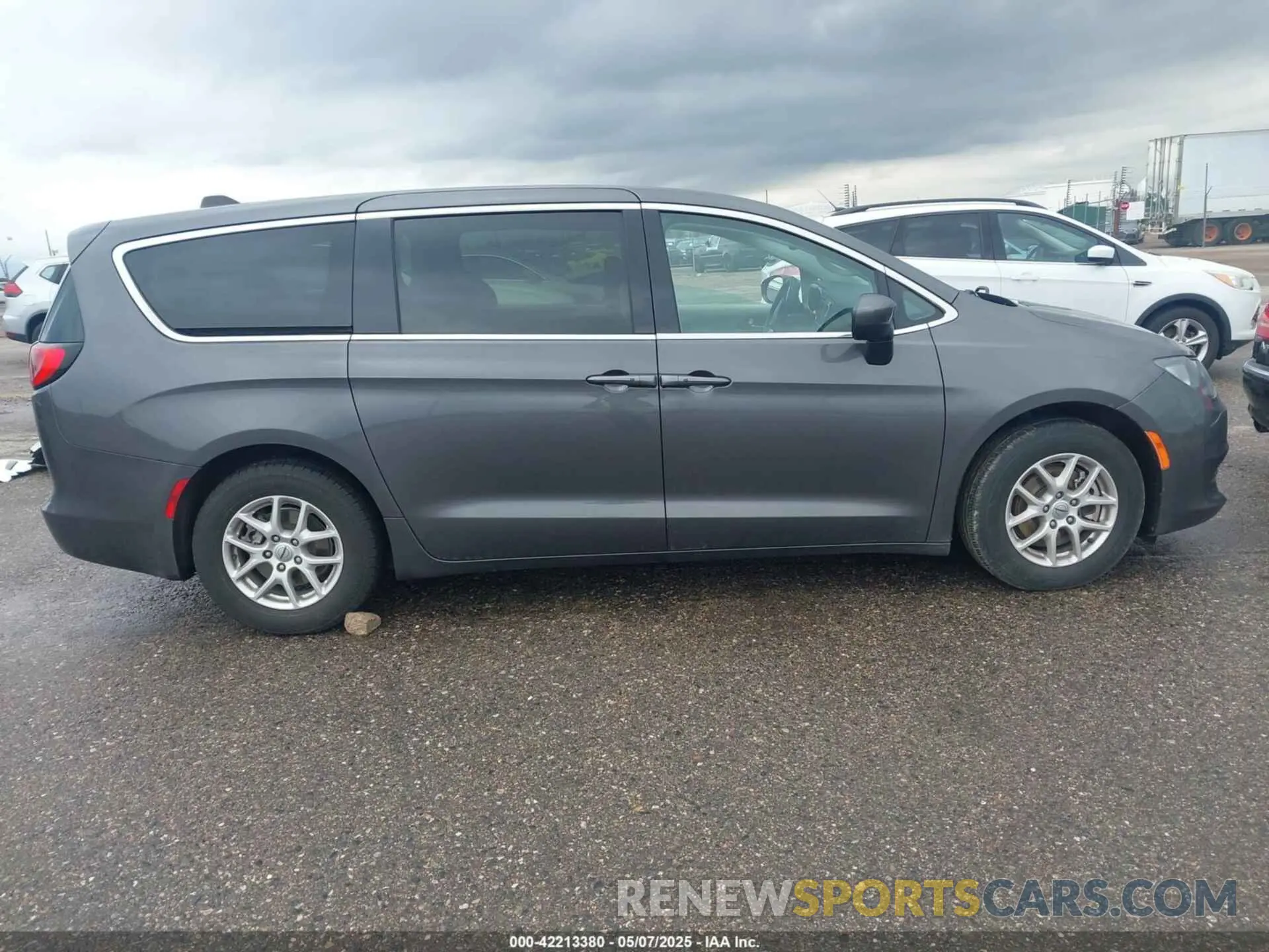 13 Photograph of a damaged car 2C4RC1CG1PR610616 CHRYSLER VOYAGER 2023
