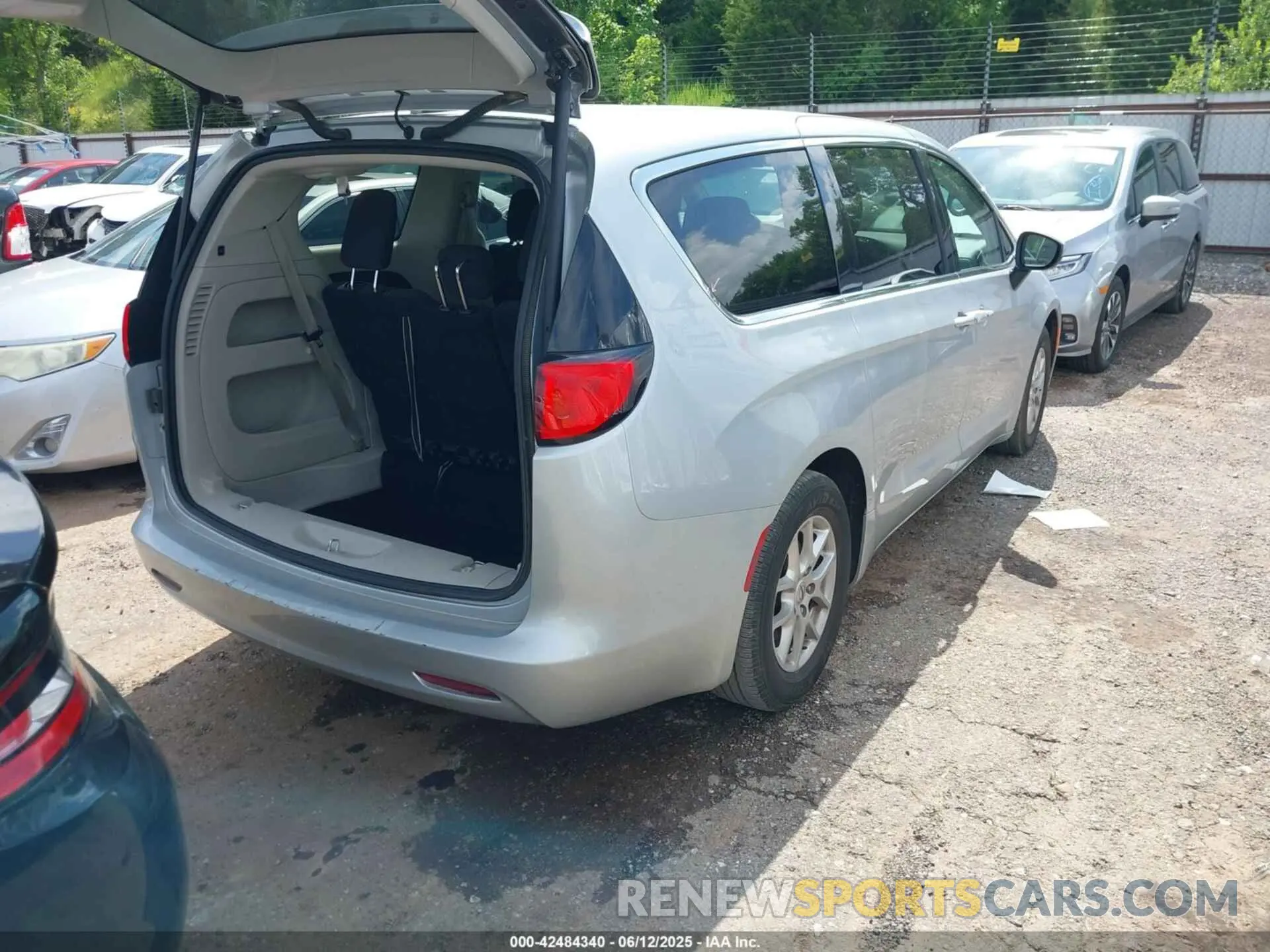 4 Photograph of a damaged car 2C4RC1CG2PR550068 CHRYSLER VOYAGER 2023