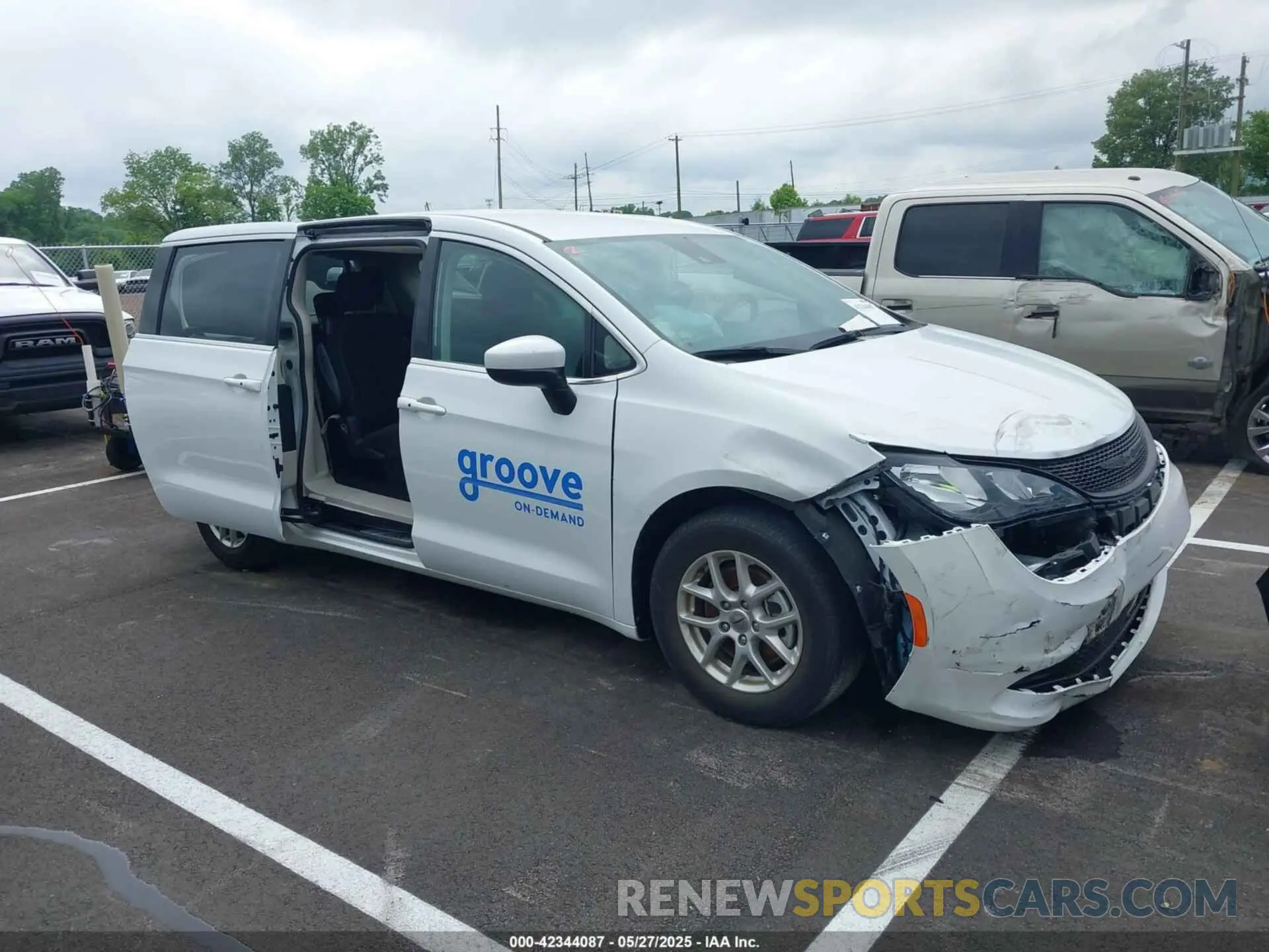 13 Photograph of a damaged car 2C4RC1CG3PR567963 CHRYSLER VOYAGER 2023