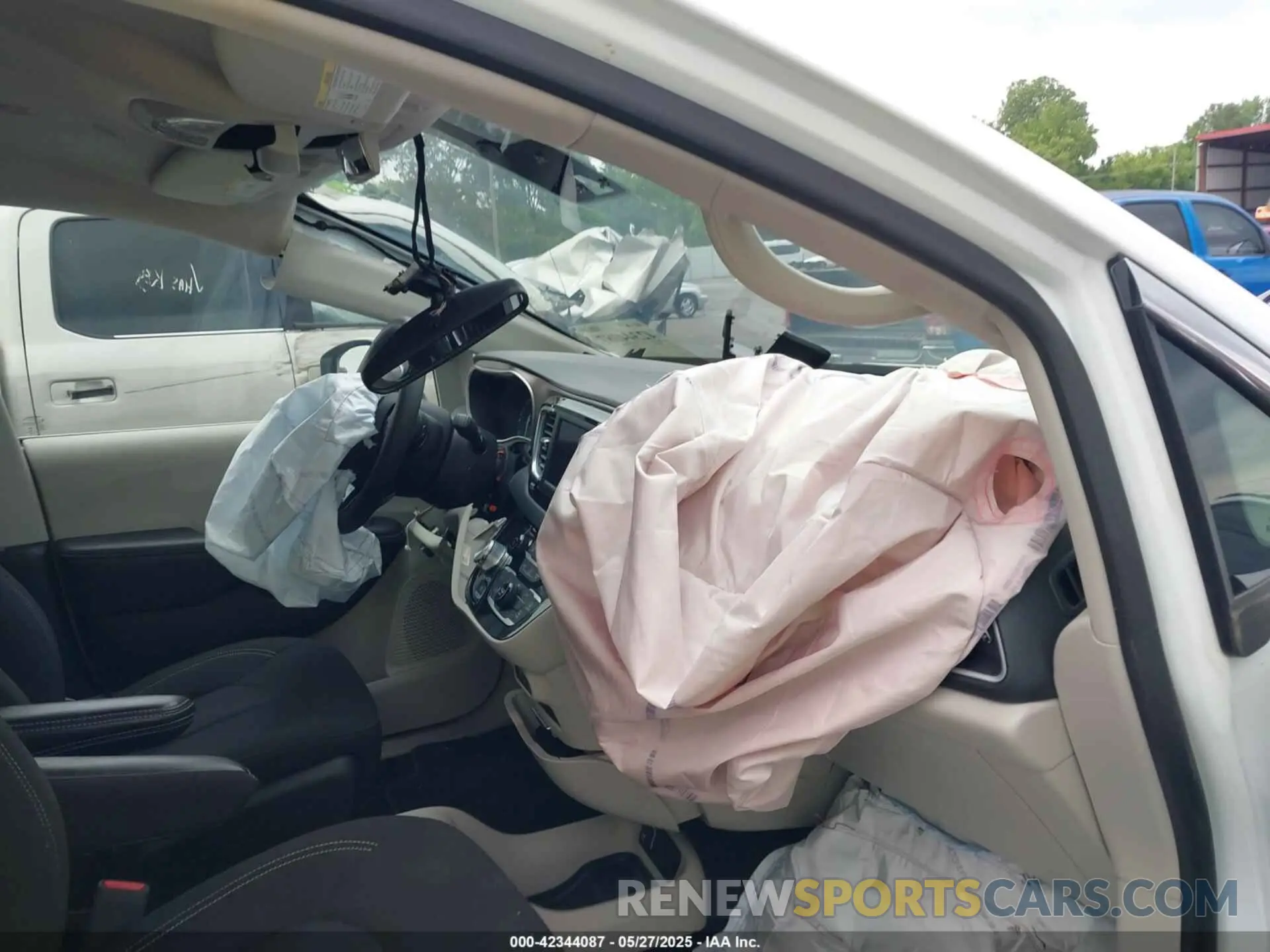 5 Photograph of a damaged car 2C4RC1CG3PR567963 CHRYSLER VOYAGER 2023