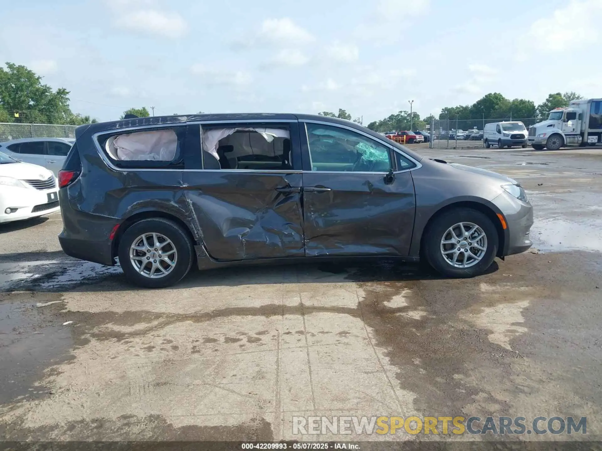 13 Photograph of a damaged car 2C4RC1CG9PR585738 CHRYSLER VOYAGER 2023