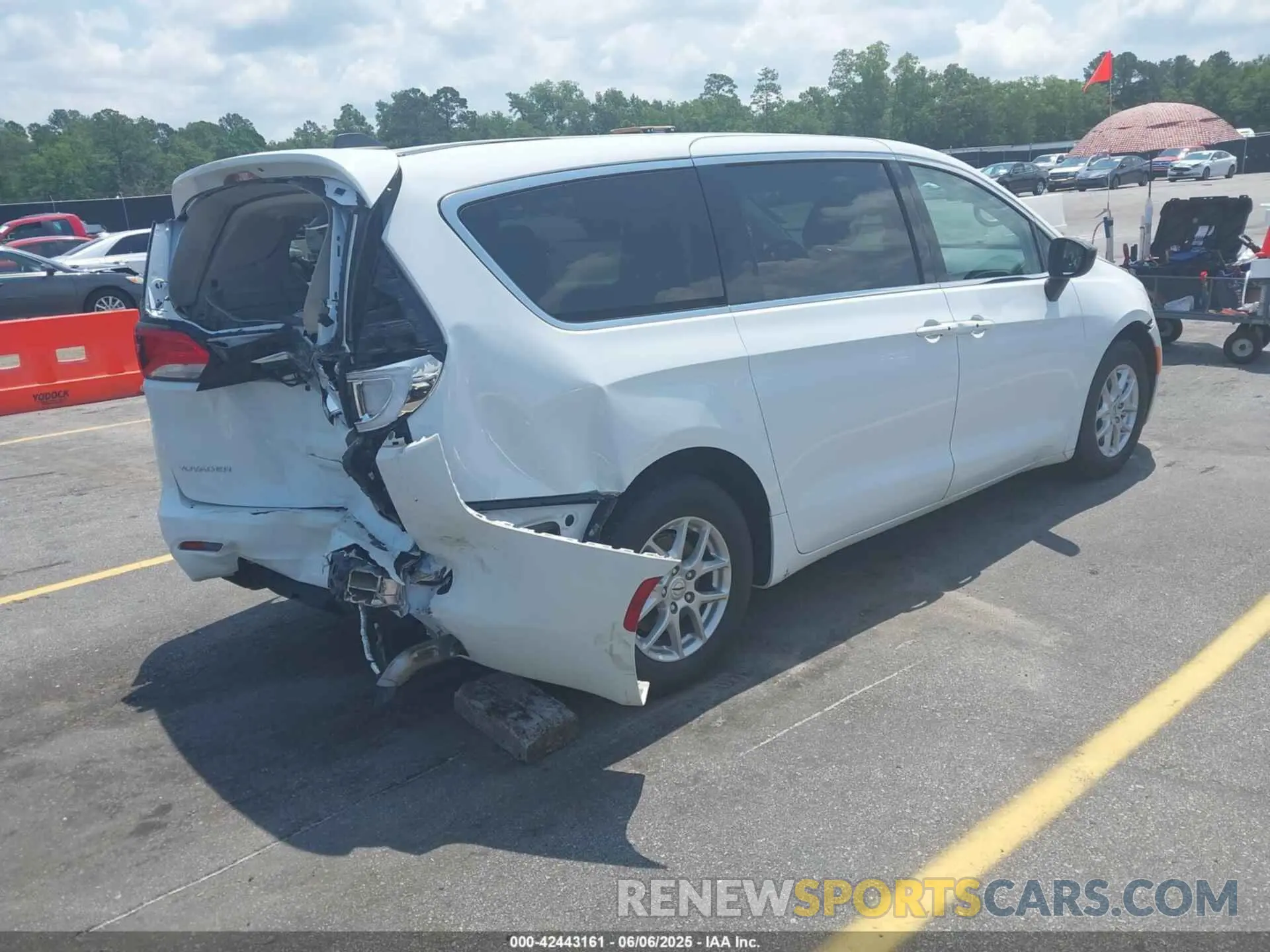 4 Photograph of a damaged car 2C4RC1CG2RR105994 CHRYSLER VOYAGER 2024