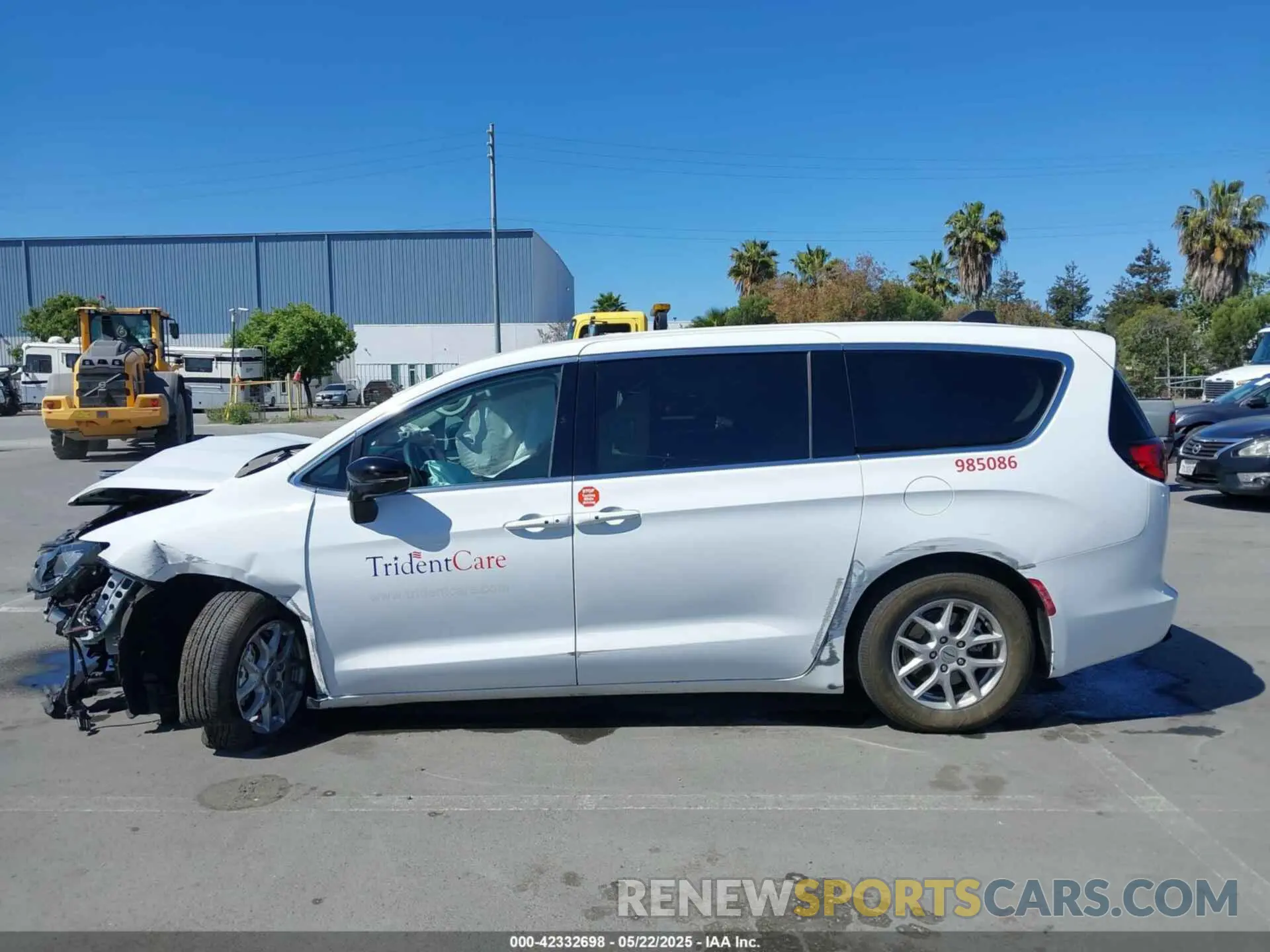 14 Photograph of a damaged car 2C4RC1CG2RR192134 CHRYSLER VOYAGER 2024