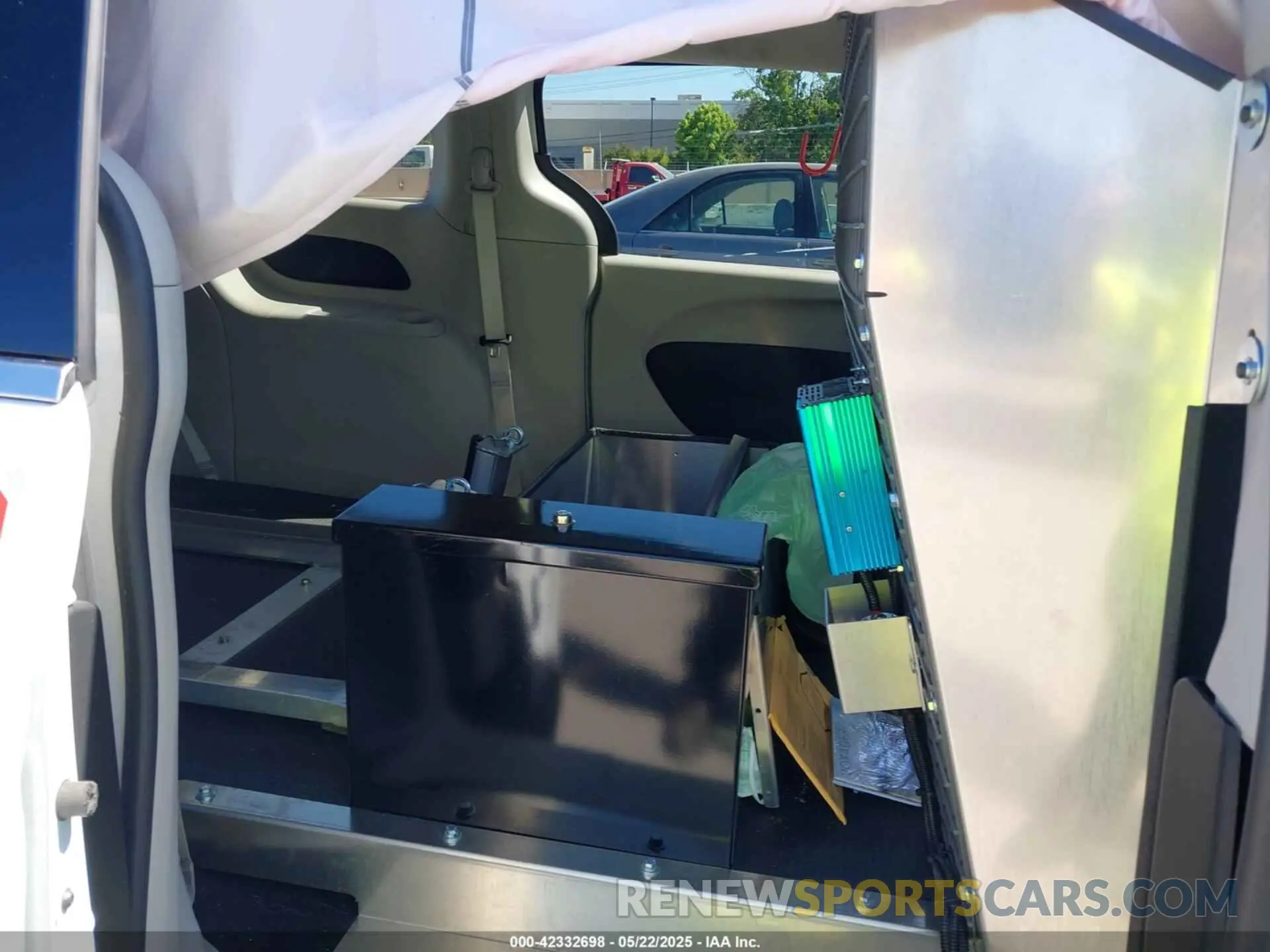 8 Photograph of a damaged car 2C4RC1CG2RR192134 CHRYSLER VOYAGER 2024