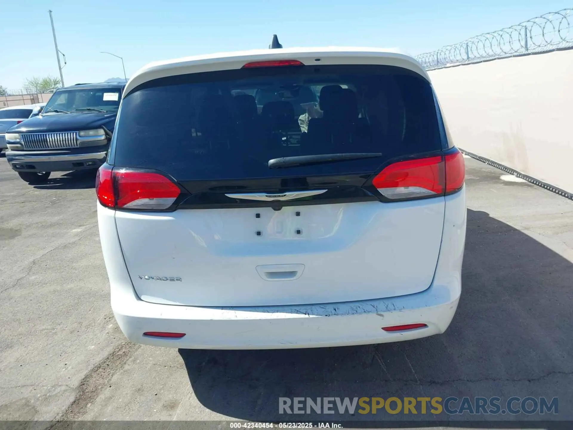 16 Photograph of a damaged car 2C4RC1CG4RR141427 CHRYSLER VOYAGER 2024