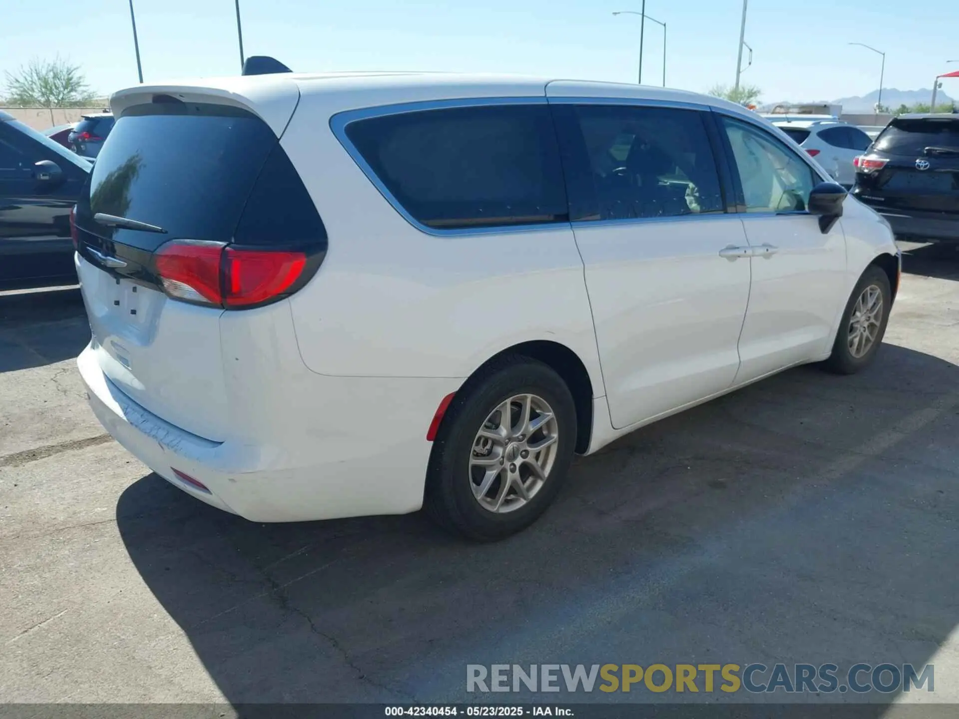 4 Photograph of a damaged car 2C4RC1CG4RR141427 CHRYSLER VOYAGER 2024