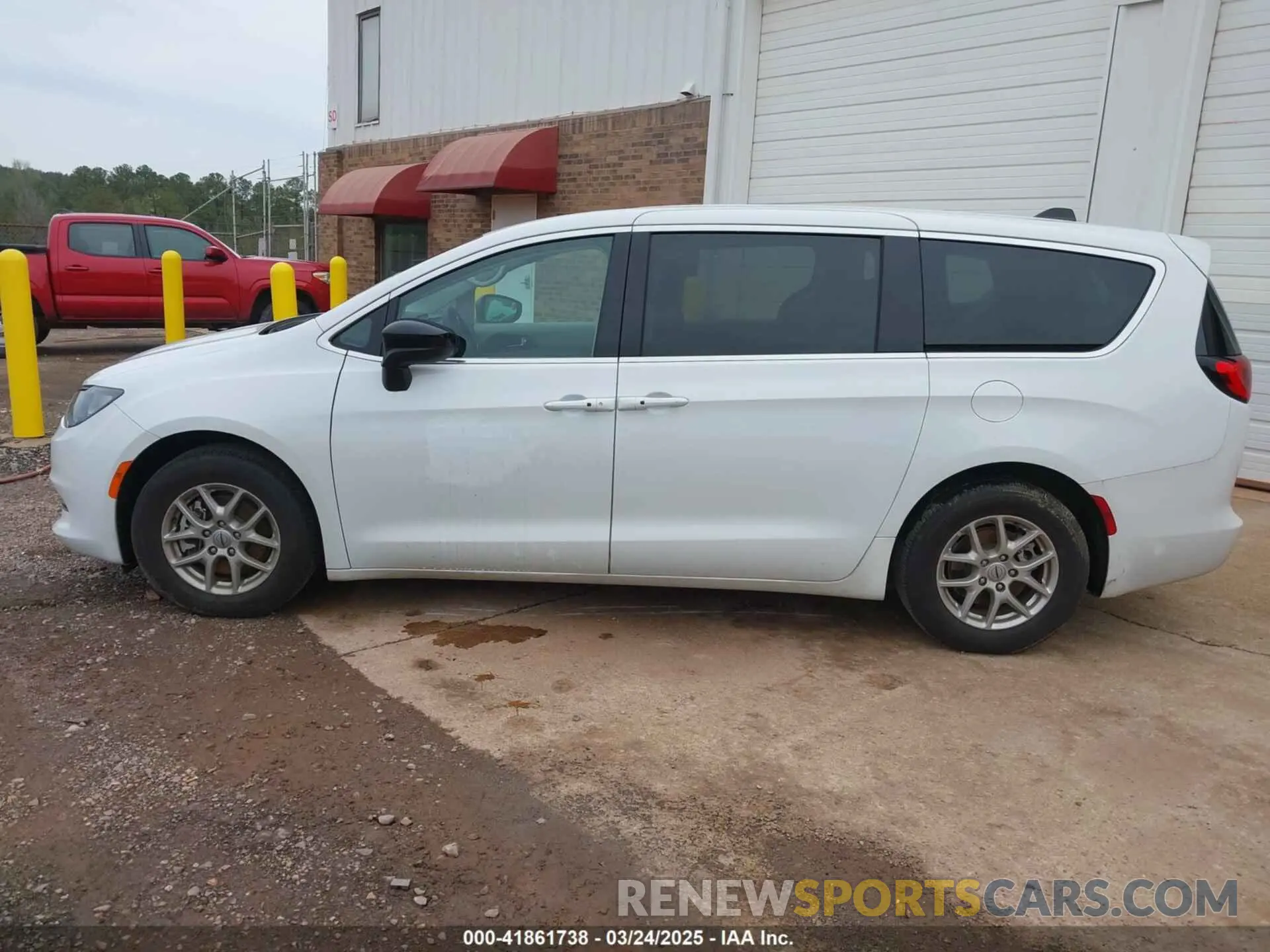 14 Photograph of a damaged car 2C4RC1CG5RR112891 CHRYSLER VOYAGER 2024