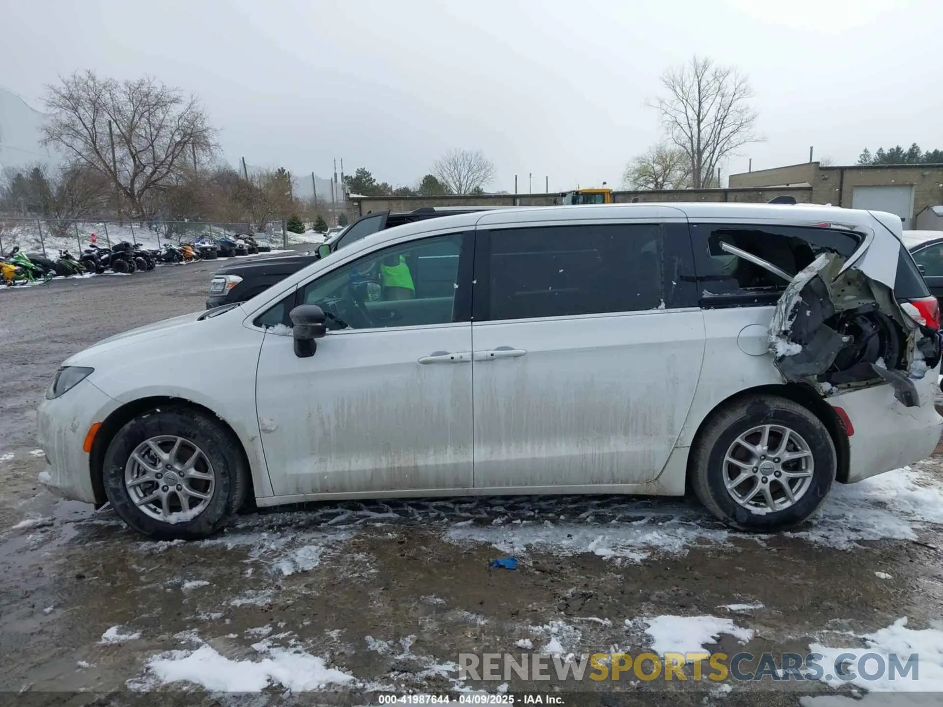 14 Photograph of a damaged car 2C4RC1CG9RR182104 CHRYSLER VOYAGER 2024