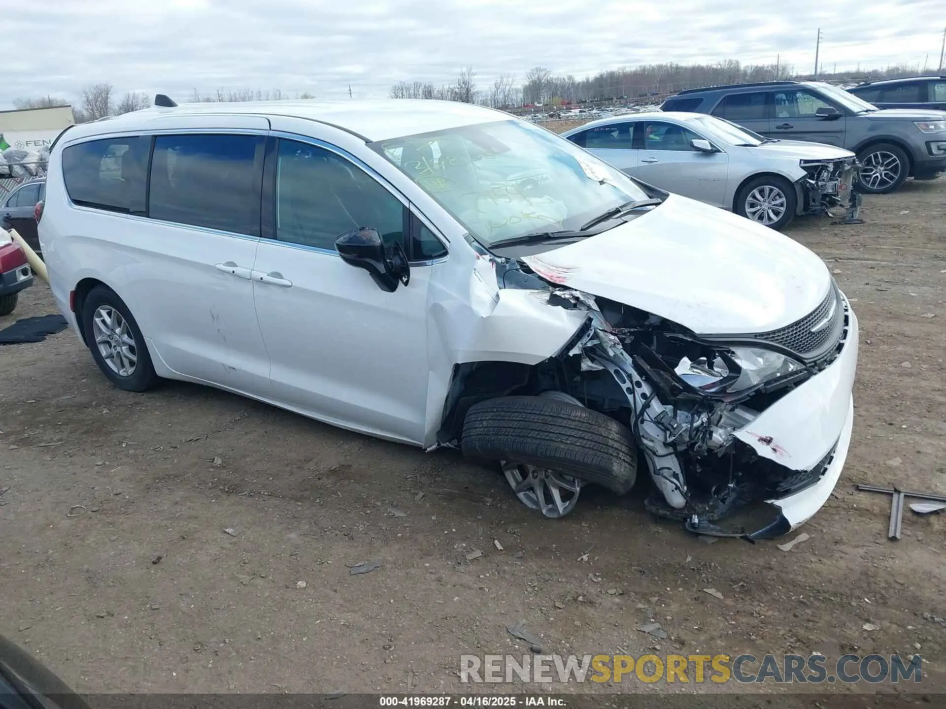 1 Photograph of a damaged car 2C4RC1CG5SR537954 CHRYSLER VOYAGER 2025
