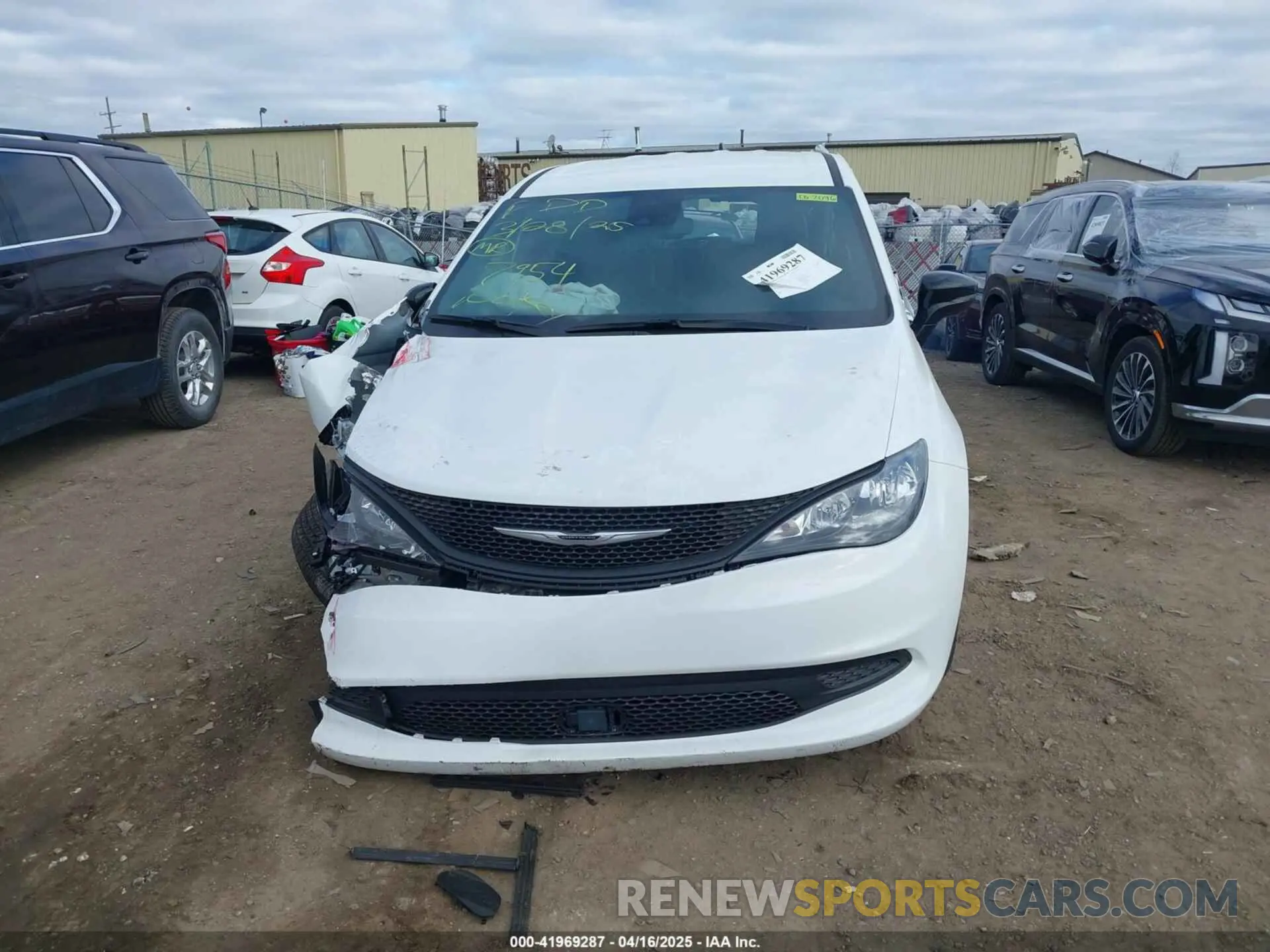 11 Photograph of a damaged car 2C4RC1CG5SR537954 CHRYSLER VOYAGER 2025