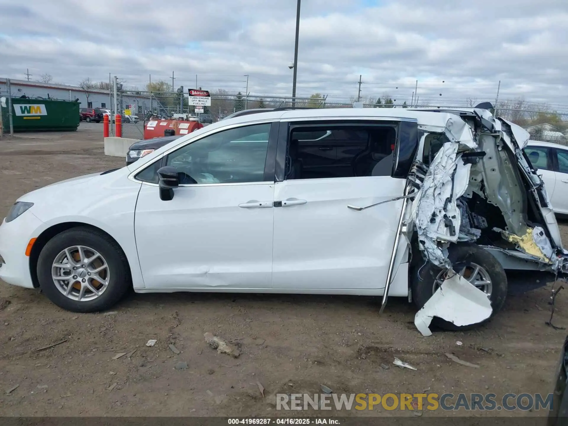 13 Photograph of a damaged car 2C4RC1CG5SR537954 CHRYSLER VOYAGER 2025