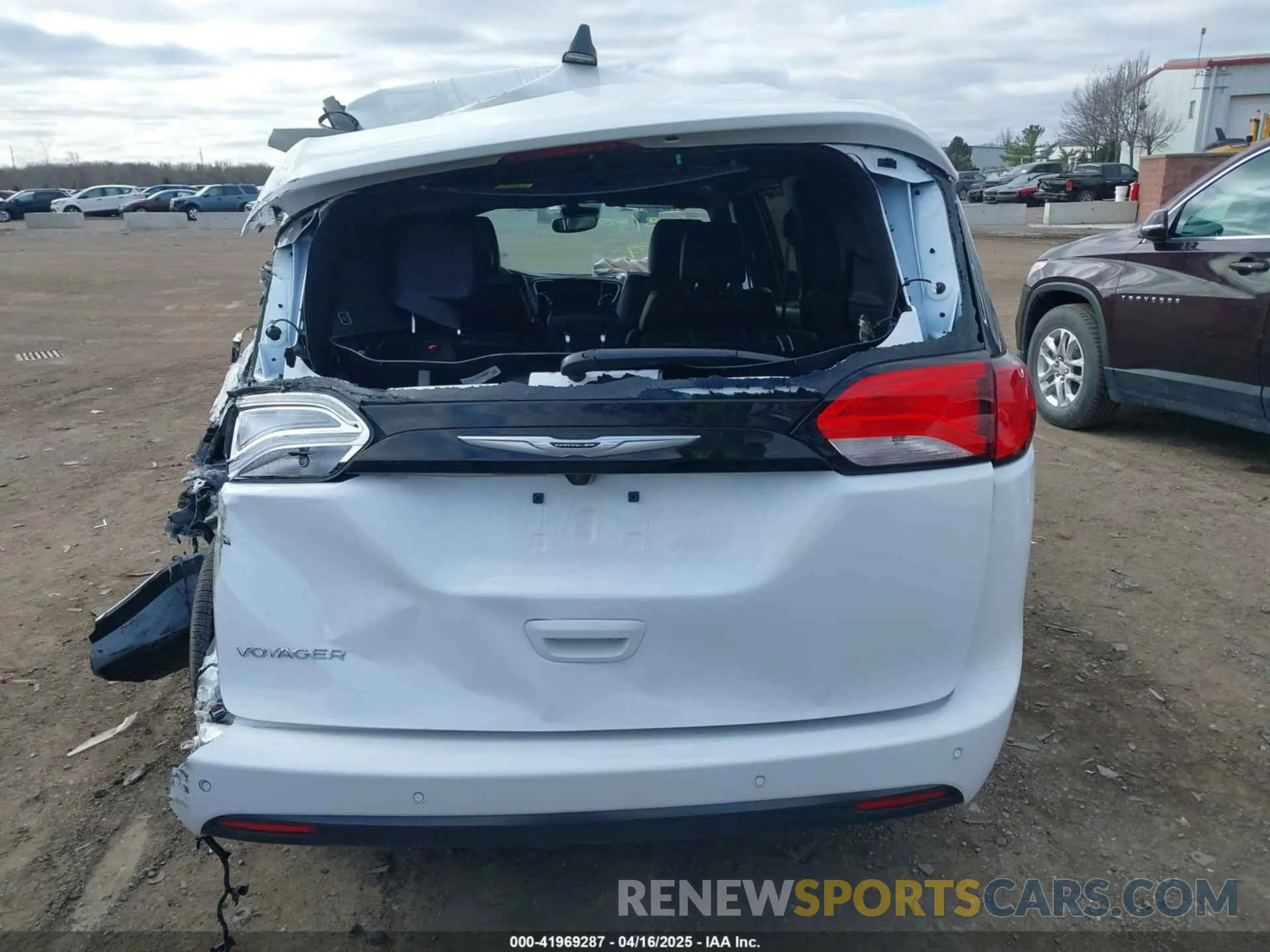 15 Photograph of a damaged car 2C4RC1CG5SR537954 CHRYSLER VOYAGER 2025