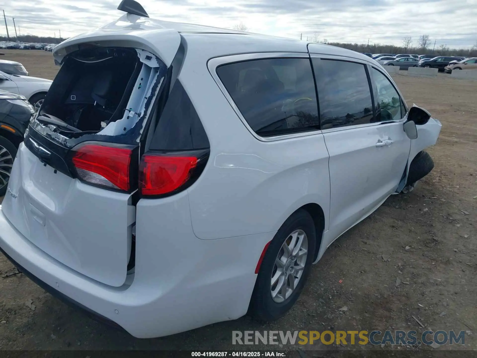 4 Photograph of a damaged car 2C4RC1CG5SR537954 CHRYSLER VOYAGER 2025