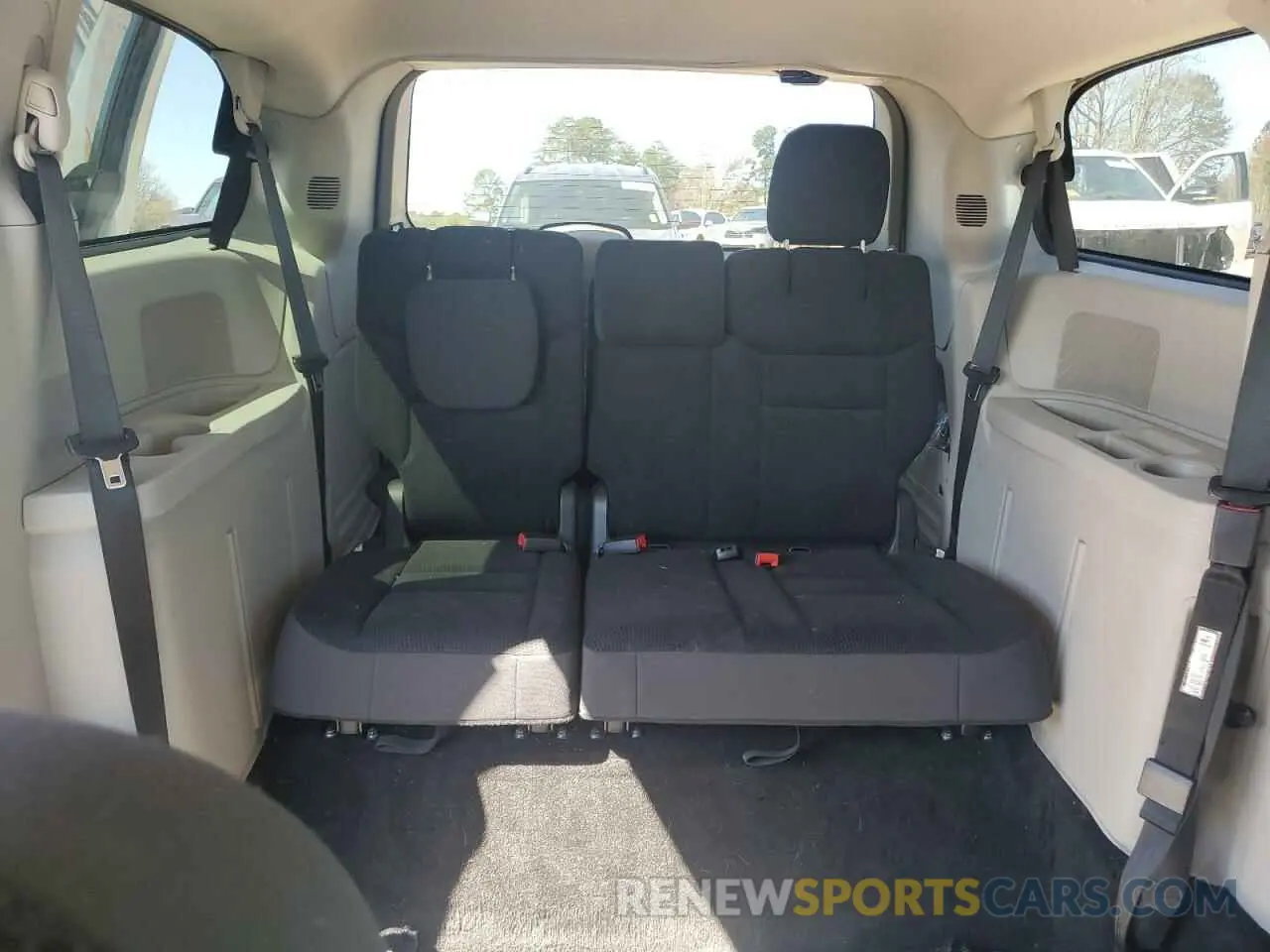 10 Photograph of a damaged car 2C4RDGBG0KR596332 DODGE CARAVAN 2019