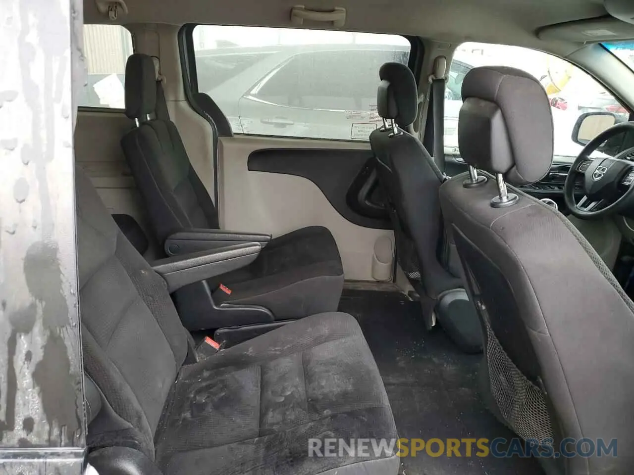 11 Photograph of a damaged car 2C4RDGBG2KR726658 DODGE CARAVAN 2019