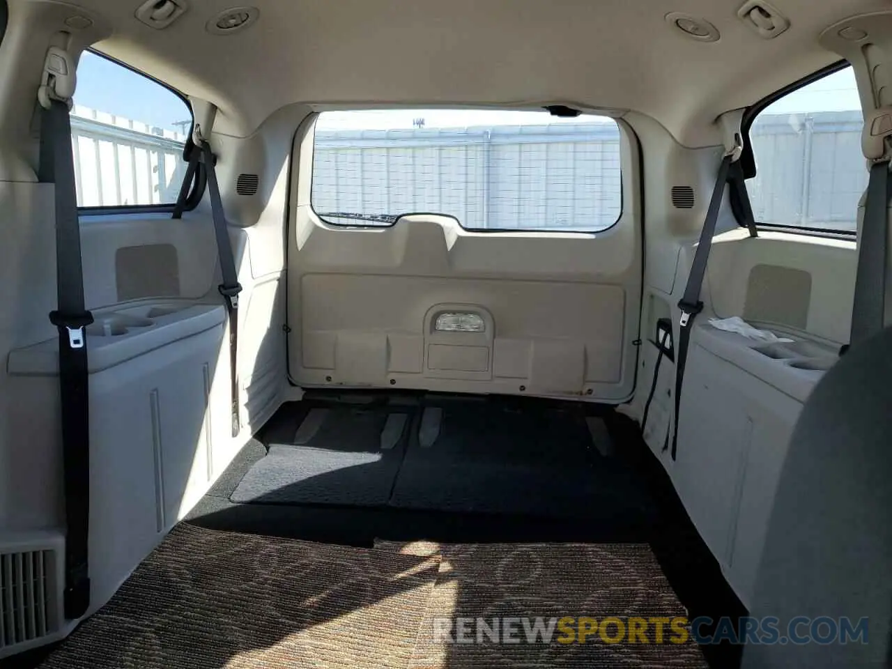 10 Photograph of a damaged car 2C4RDGBG2KR794670 DODGE CARAVAN 2019
