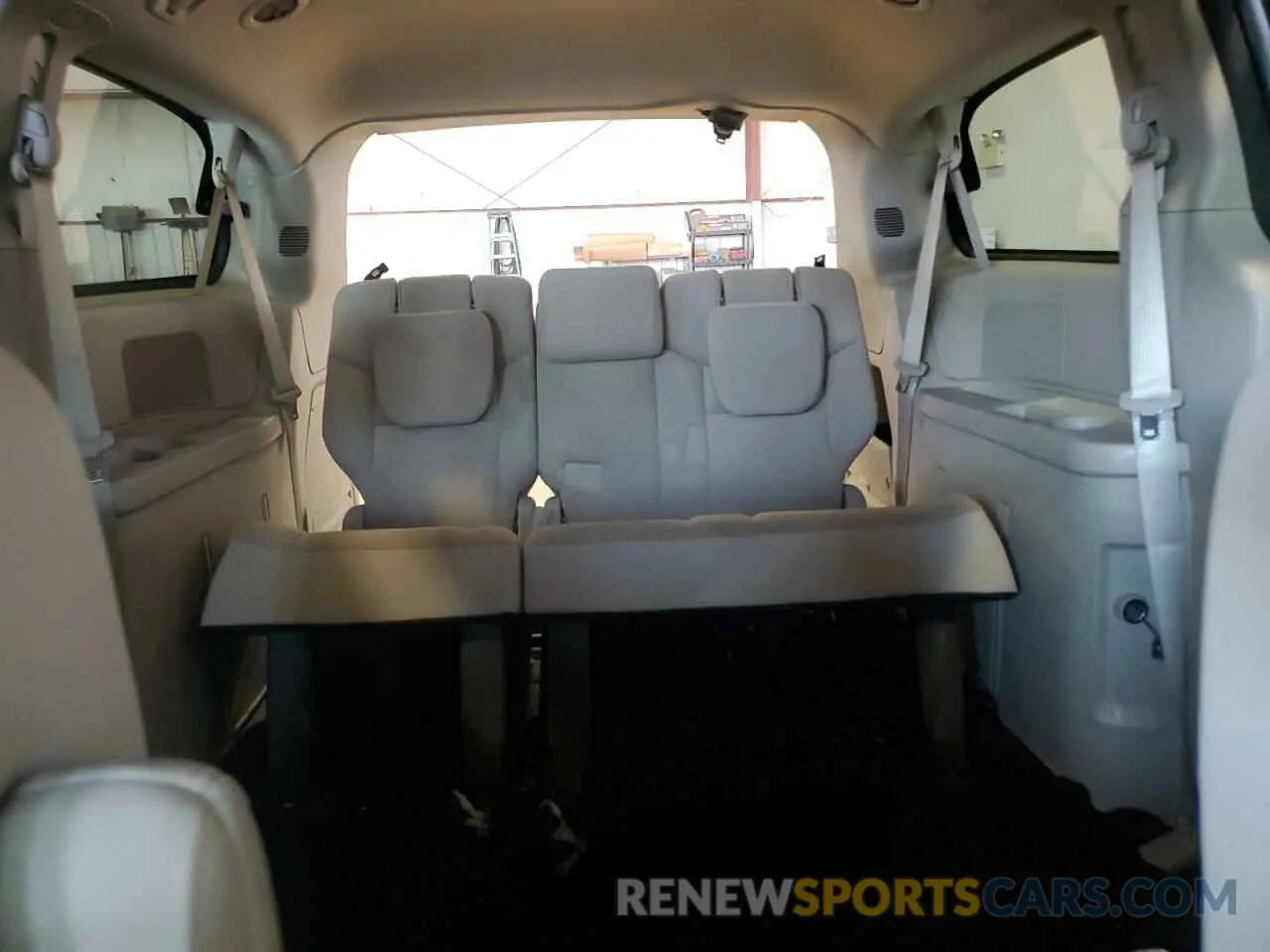 10 Photograph of a damaged car 2C4RDGBG4KR762657 DODGE CARAVAN 2019