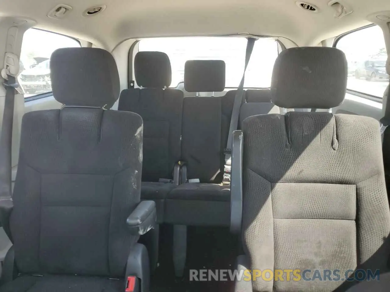10 Photograph of a damaged car 2C4RDGBG6KR558524 DODGE CARAVAN 2019