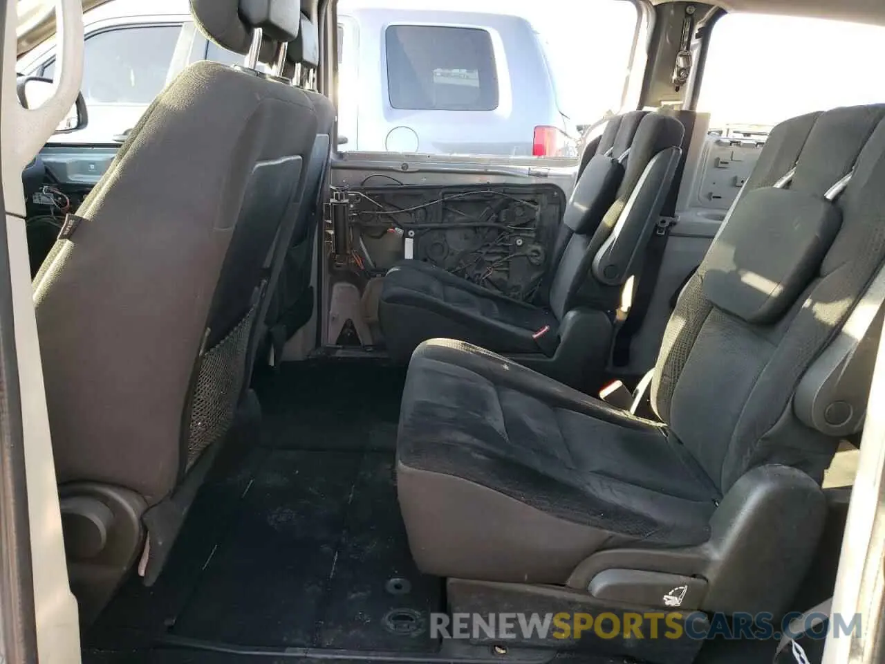 11 Photograph of a damaged car 2C4RDGBG9KR677815 DODGE CARAVAN 2019