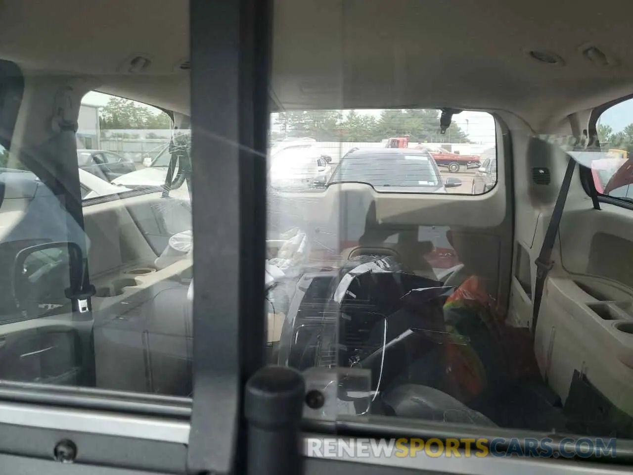 10 Photograph of a damaged car 2C4RDGBGXKR654673 DODGE CARAVAN 2019