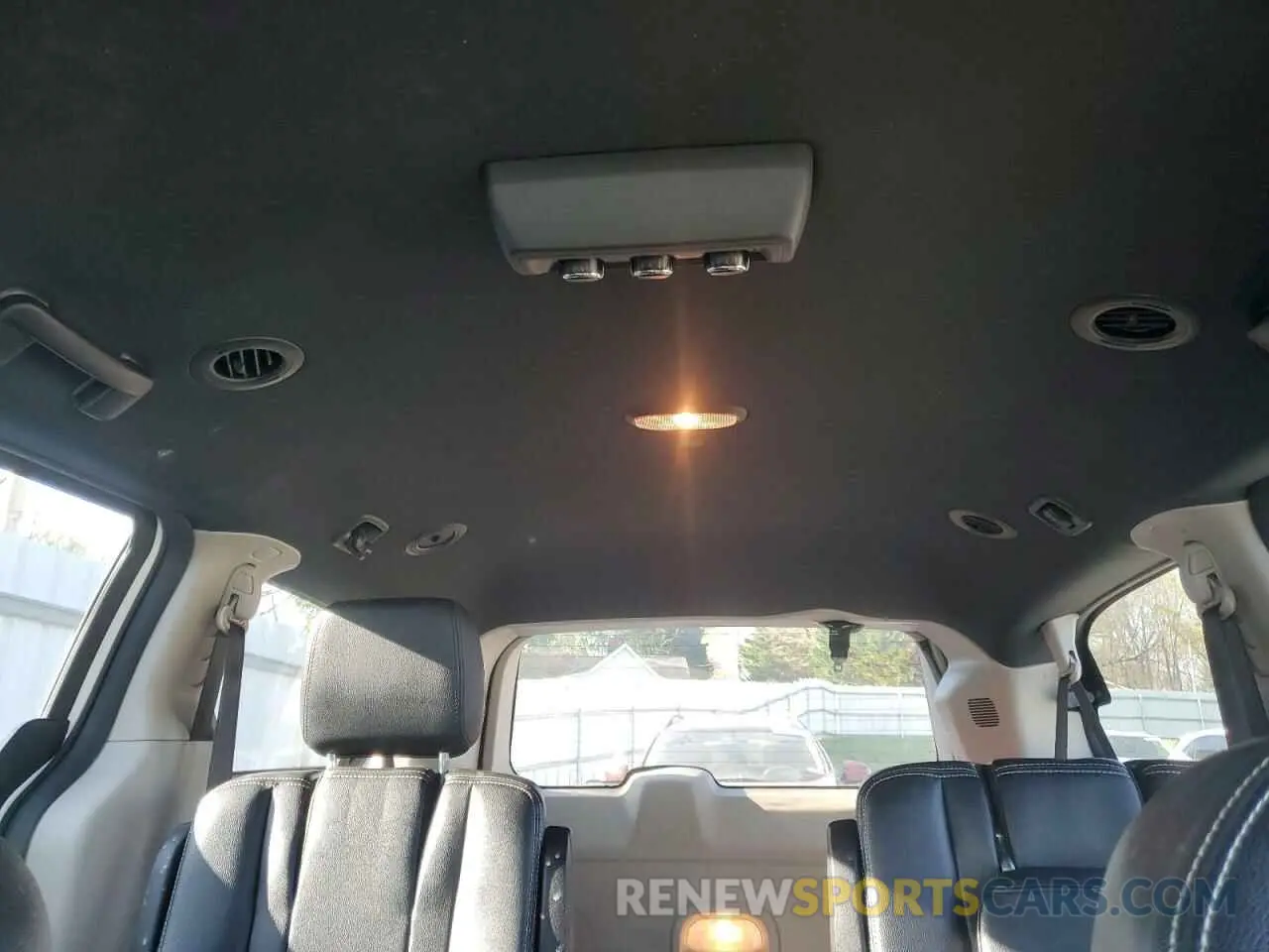 10 Photograph of a damaged car 2C4RDGCG0KR530068 DODGE CARAVAN 2019