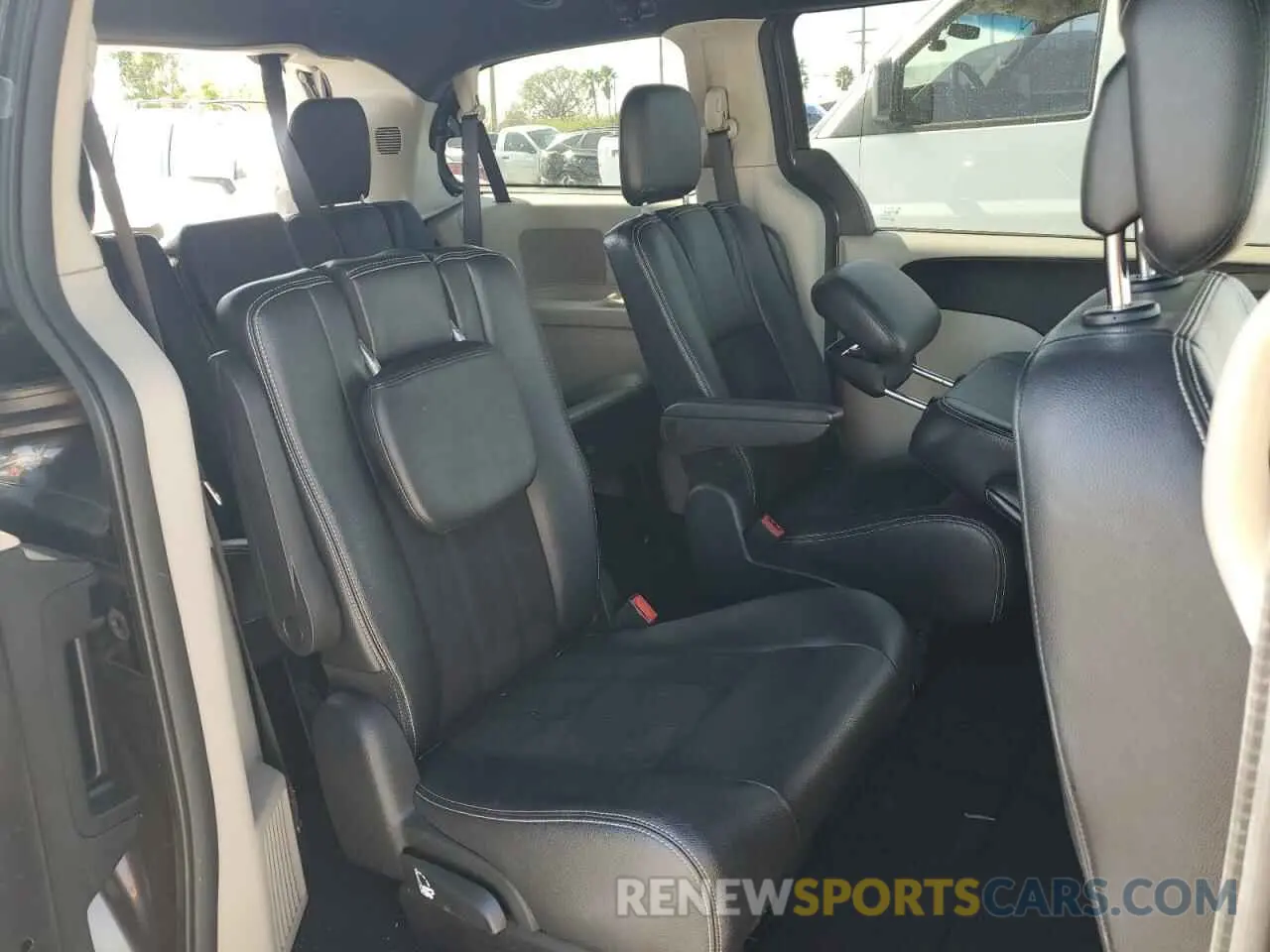 11 Photograph of a damaged car 2C4RDGCG0KR786808 DODGE CARAVAN 2019
