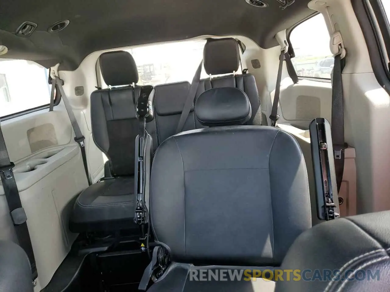 10 Photograph of a damaged car 2C4RDGCG0KR807916 DODGE CARAVAN 2019